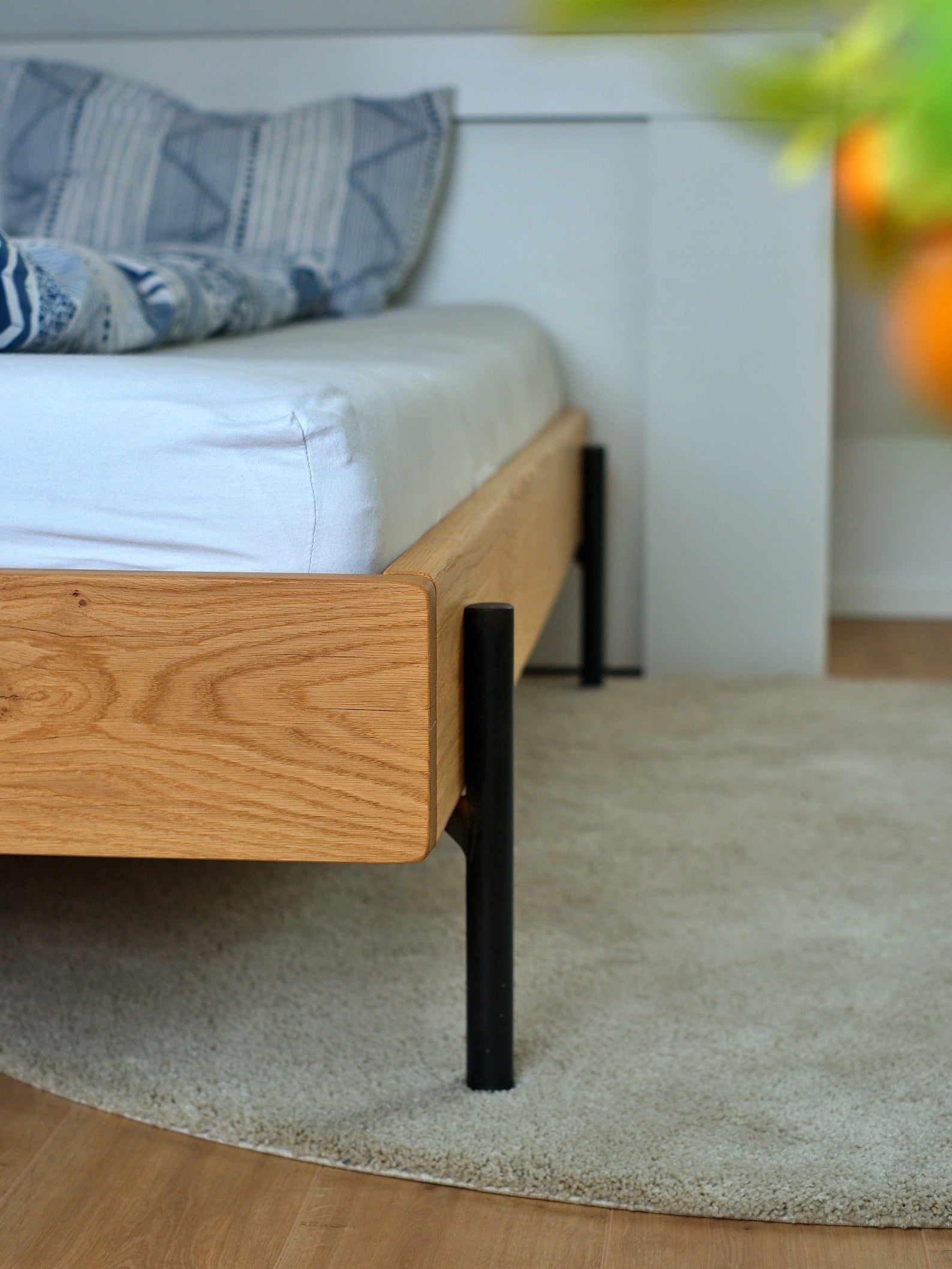 Massivholzbett aus Eiche mit Stahlbeinen