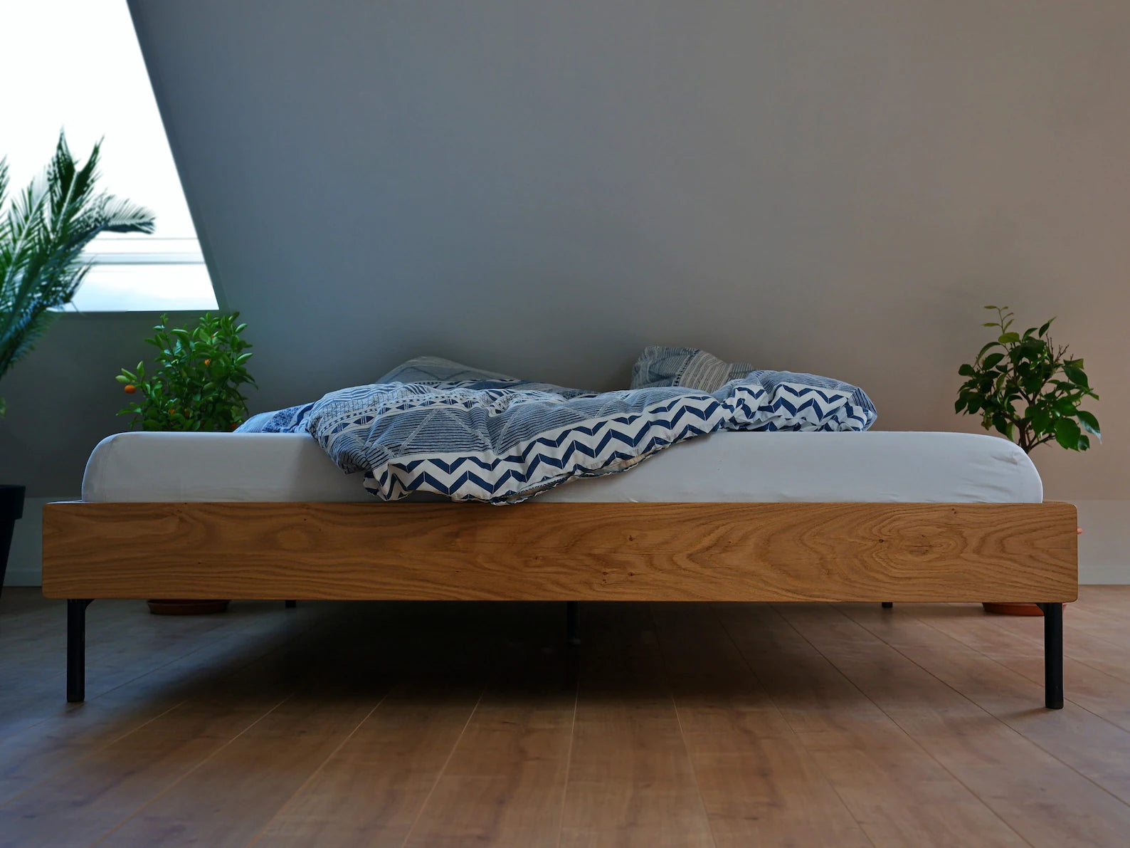 Massivholzbett aus Eiche mit Stahlbeinen