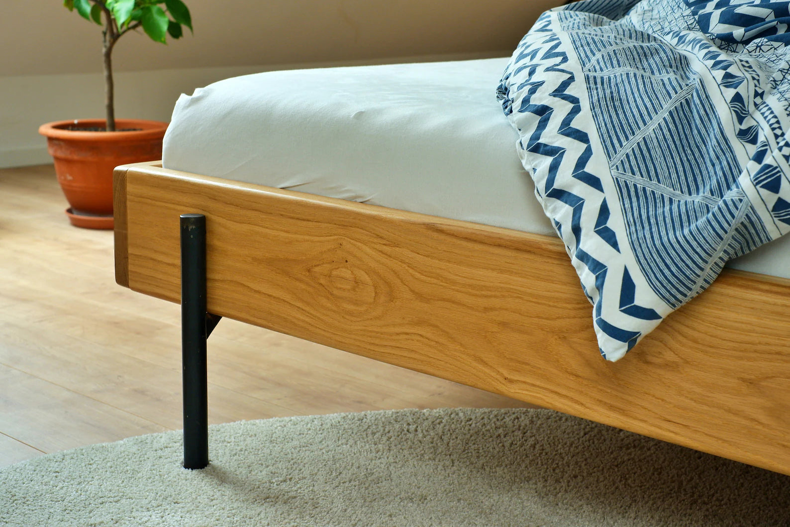 Minimalistisches Massivholzbett aus Eichenholz