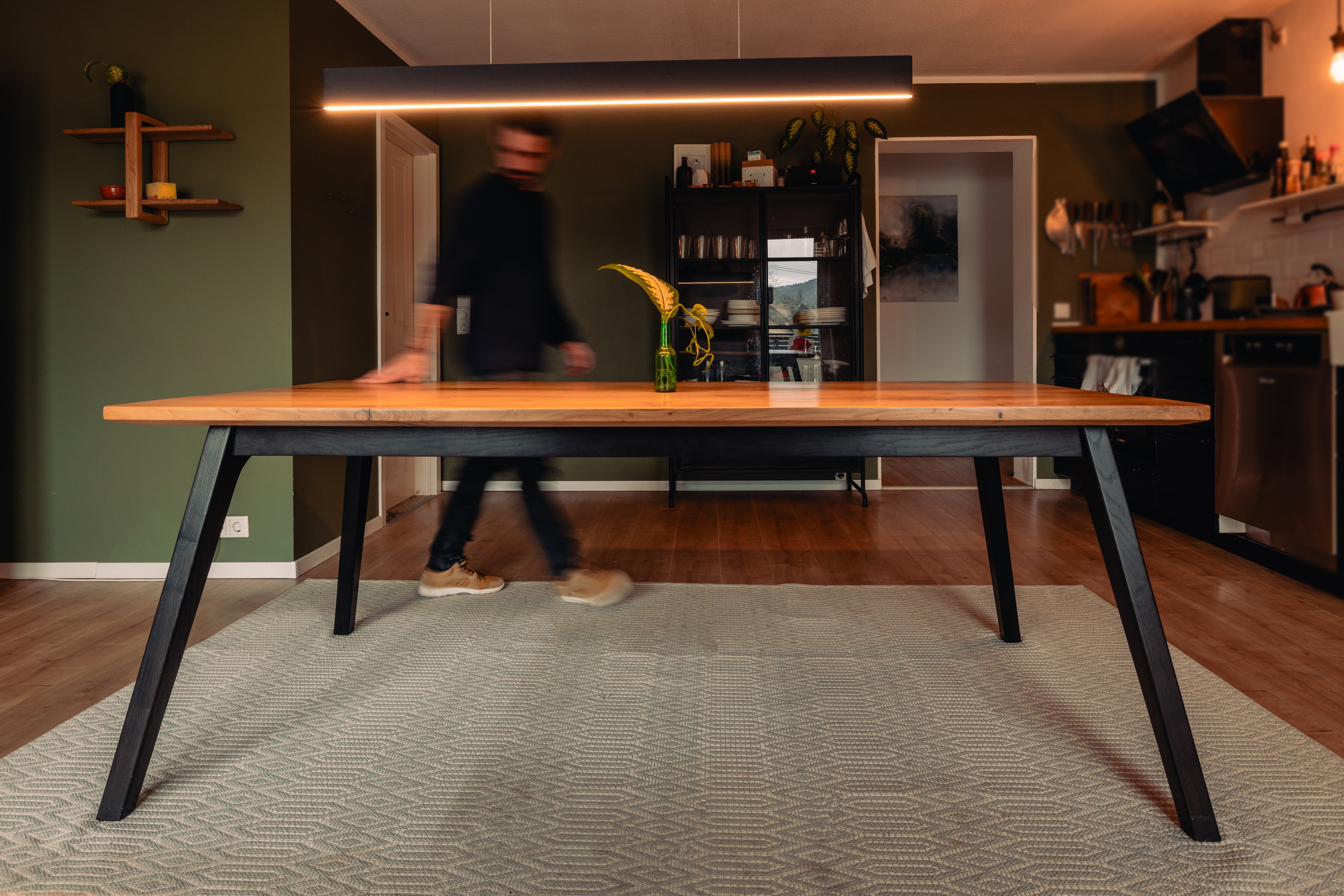 Großer Massivholztisch aus Eiche