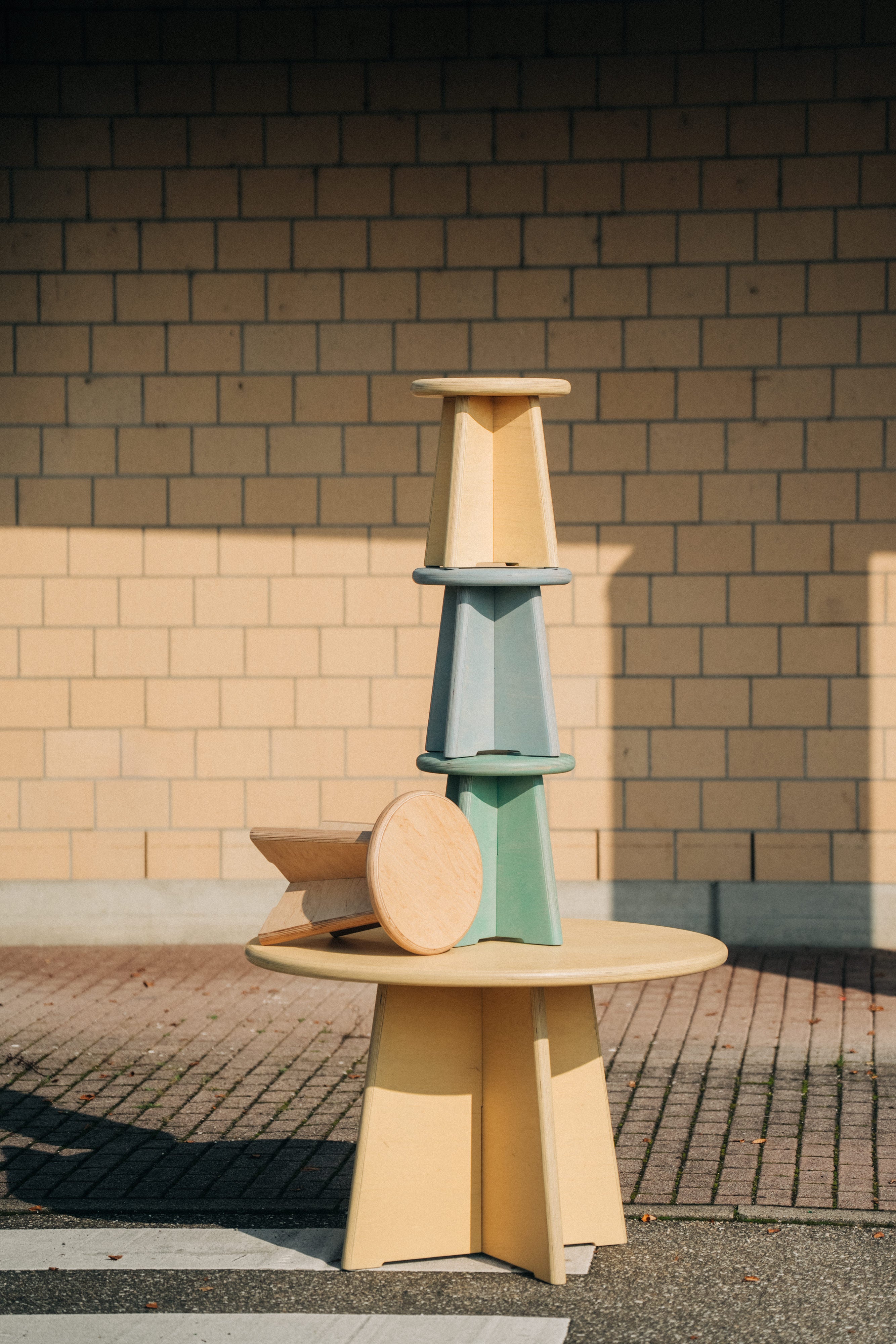 Runder Esstisch mit Hockern aus Birke Multiplex