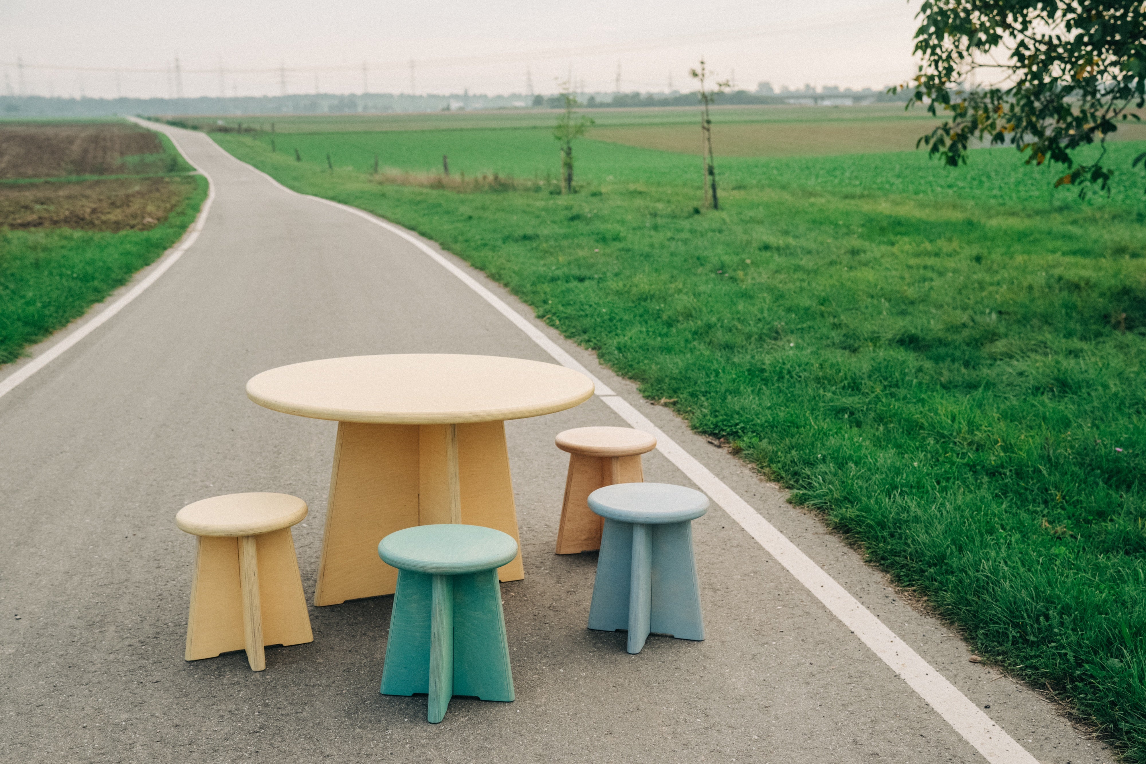 Rundes Esstisch-/Hocker Ensemble aus Multiplex Birkenholz handgefertigt in versch. Farben