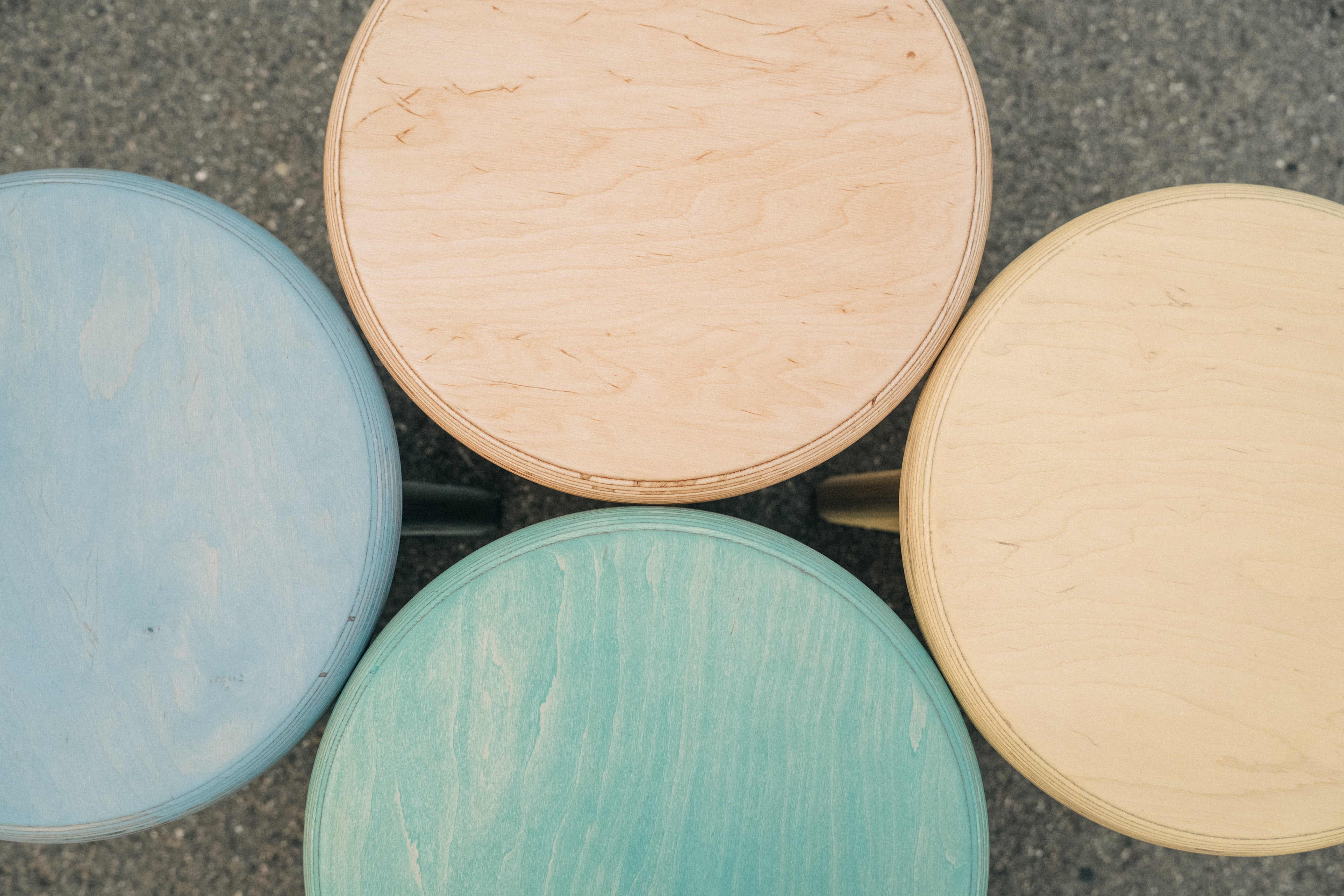 Rundes Esstisch-/Hocker Ensemble aus Multiplex Birkenholz handgefertigt in versch. Farben
