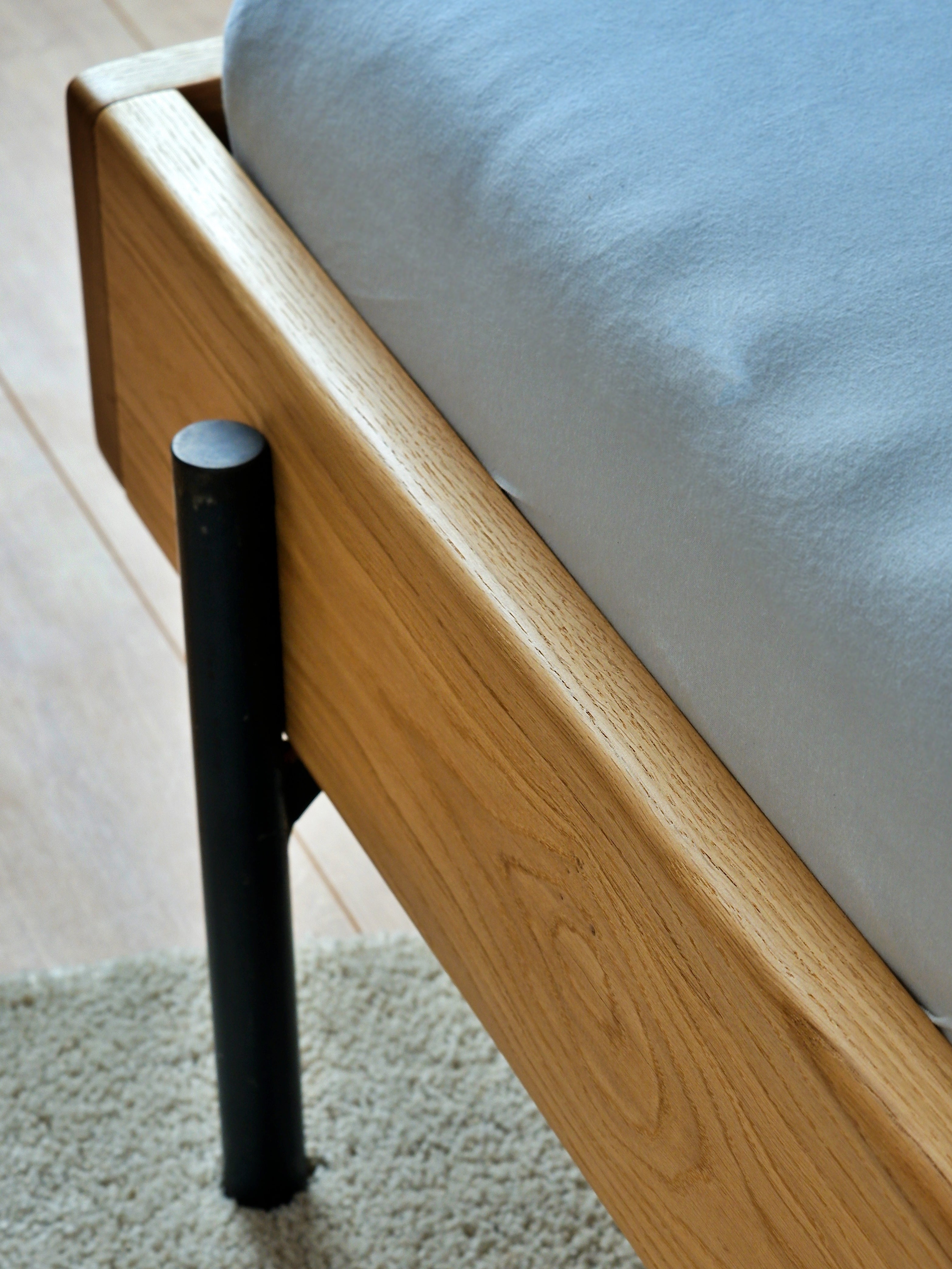 Massivholzbett aus Eiche mit Stahlbeinen