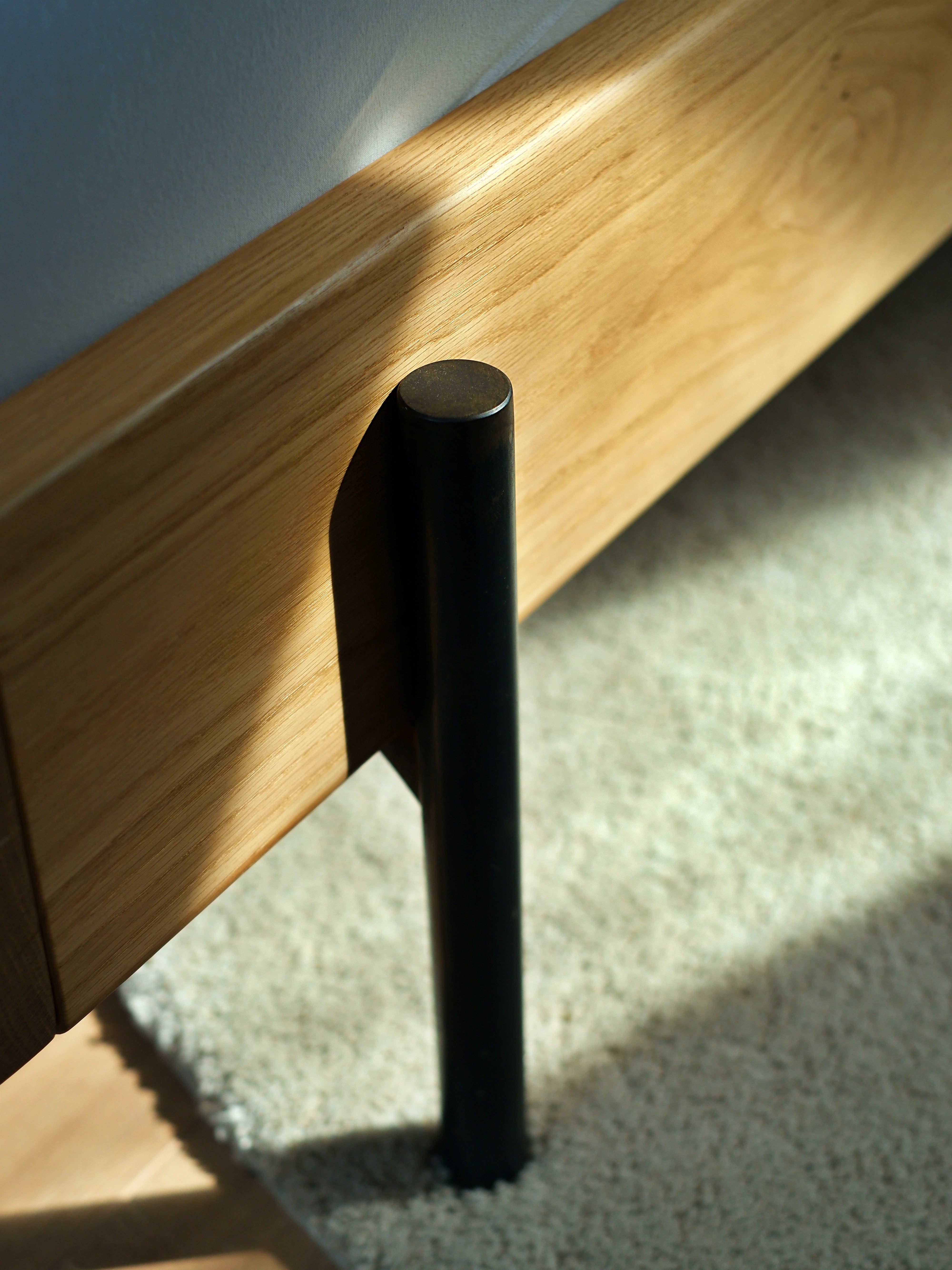 Minimalistisches Massivholzbett aus Eichenholz