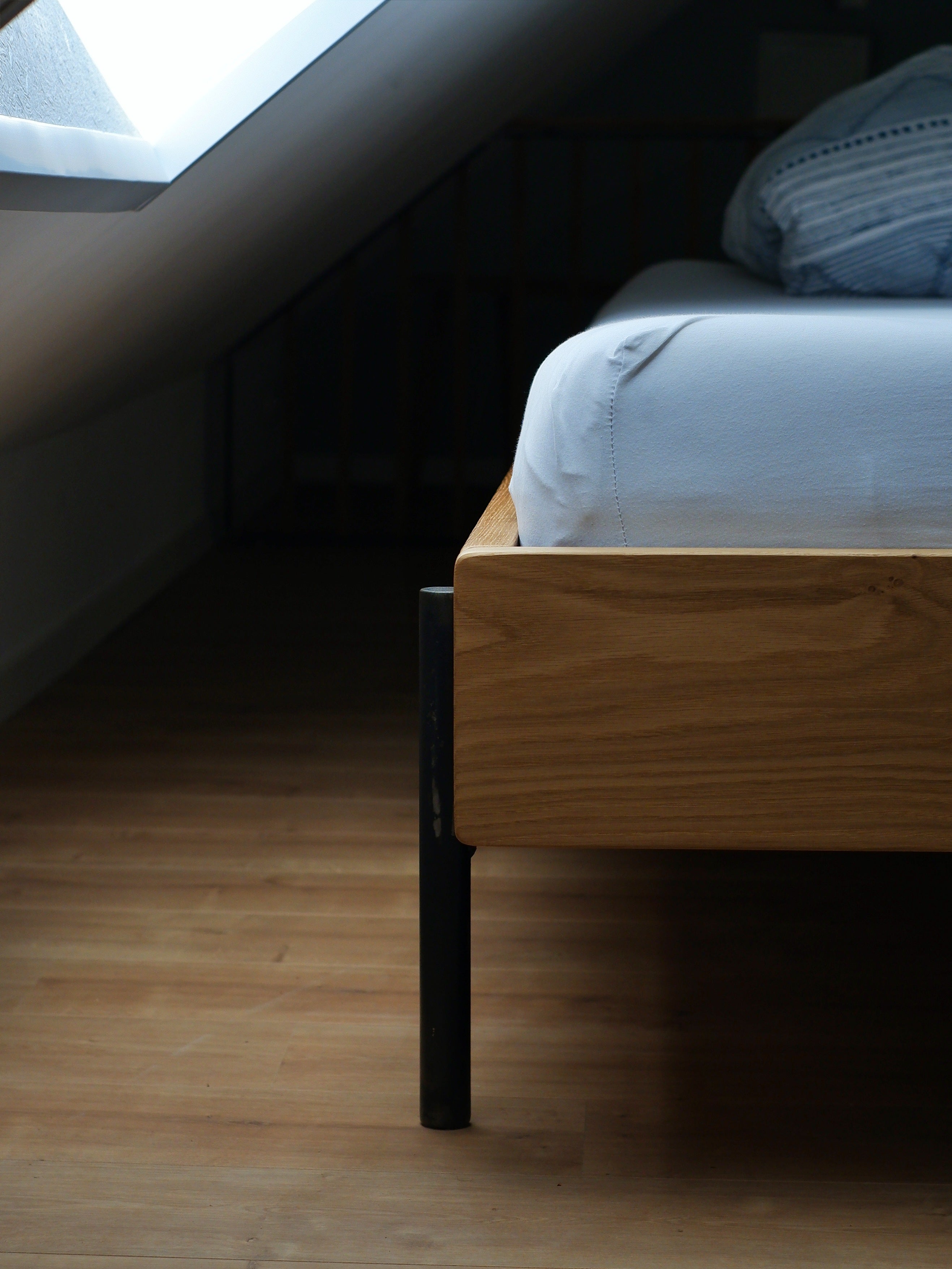 Minimalistisches Massivholzbett aus Eichenholz