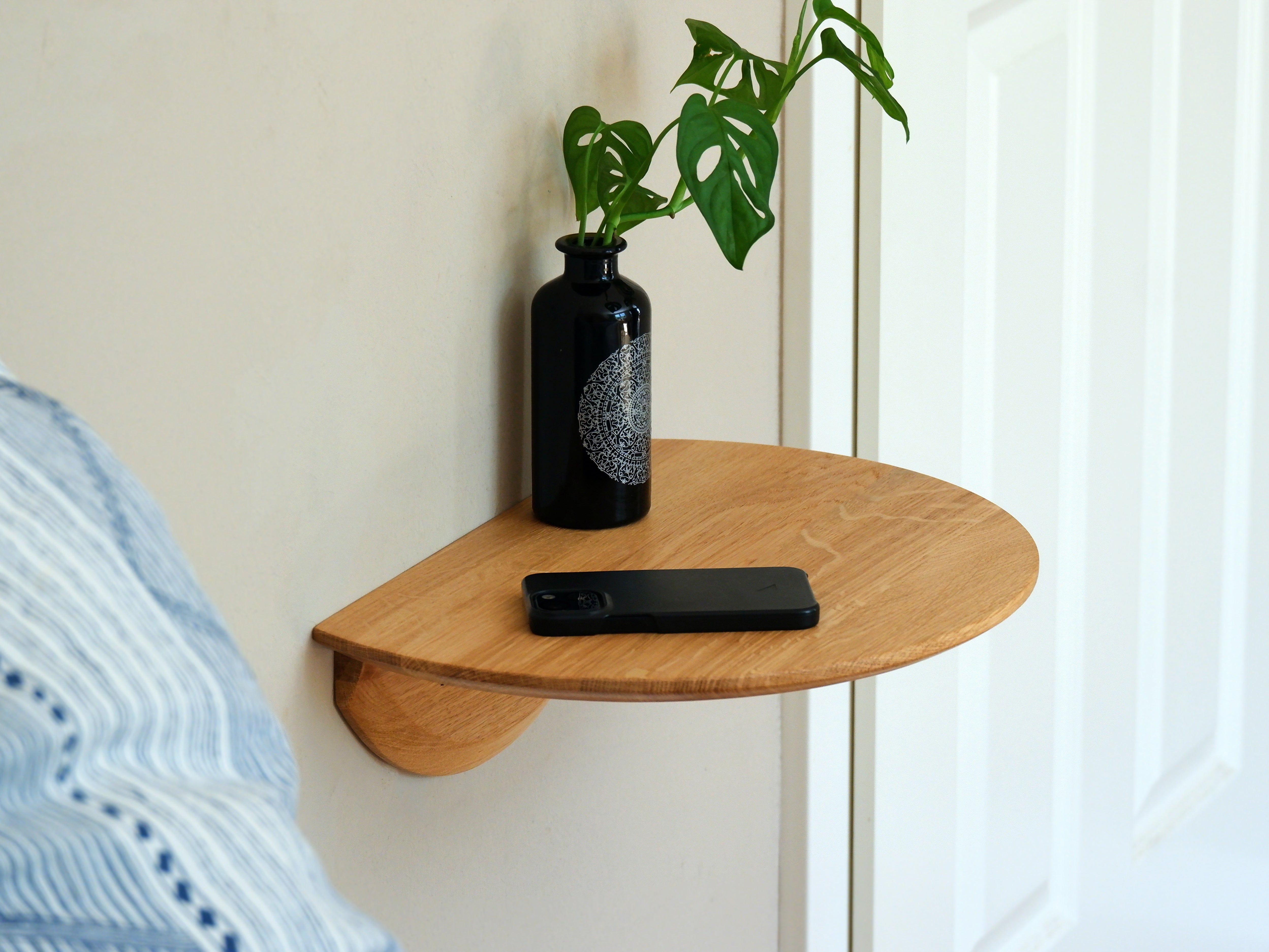 Wandregal aus massiver Eiche - schwebender Nachttisch