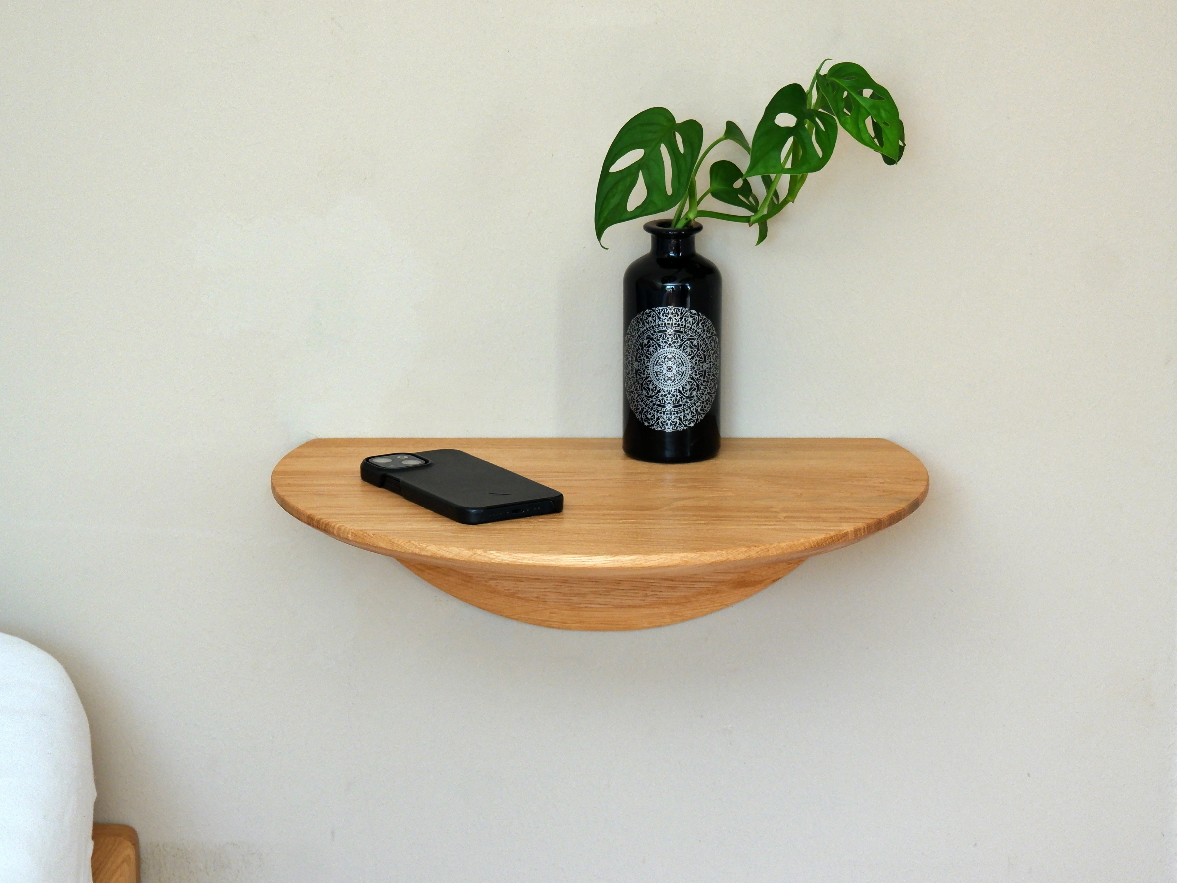Wandregal aus massiver Eiche - schwebender Nachttisch