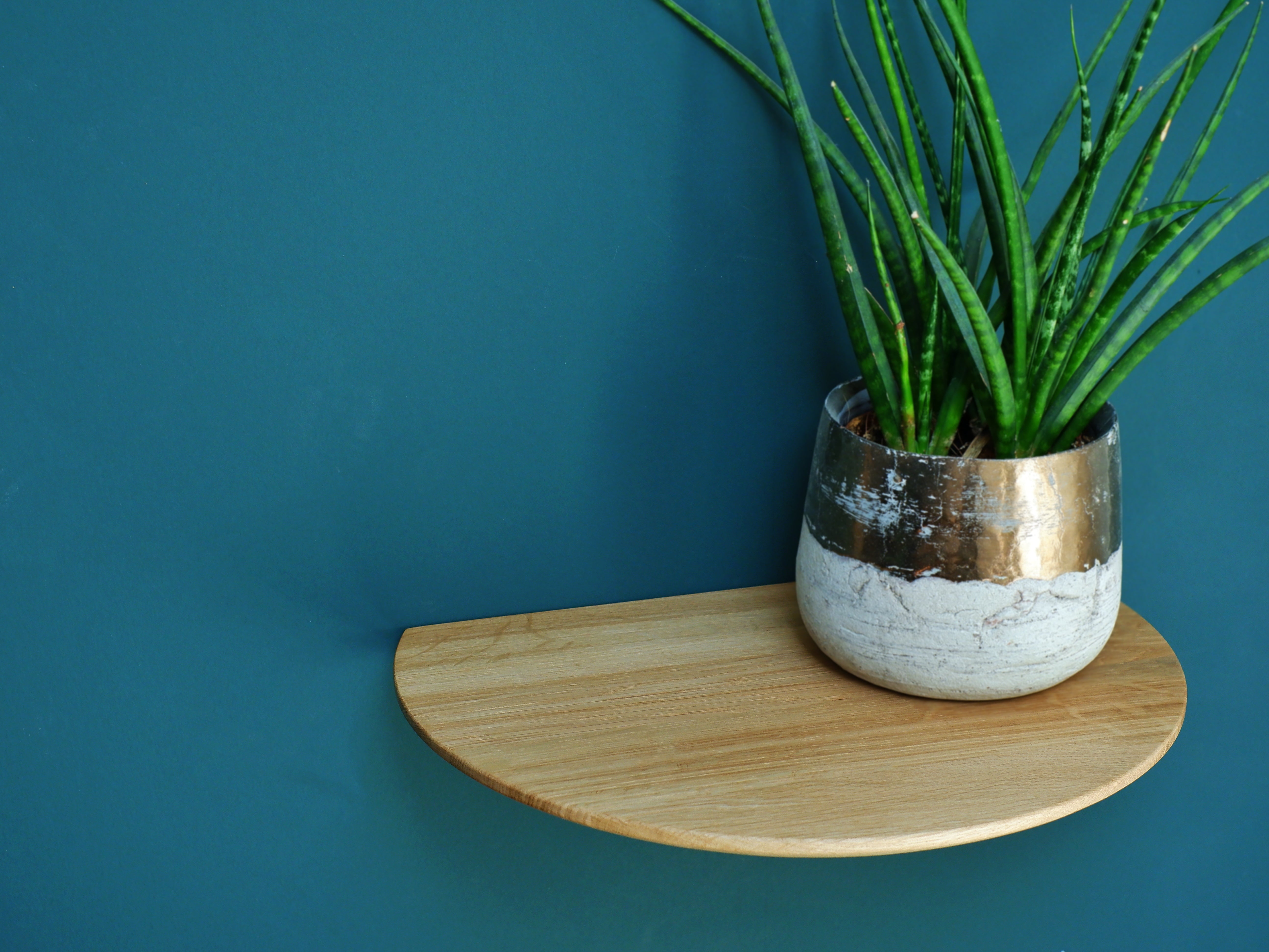 Wandregal aus massiver Eiche - schwebender Nachttisch