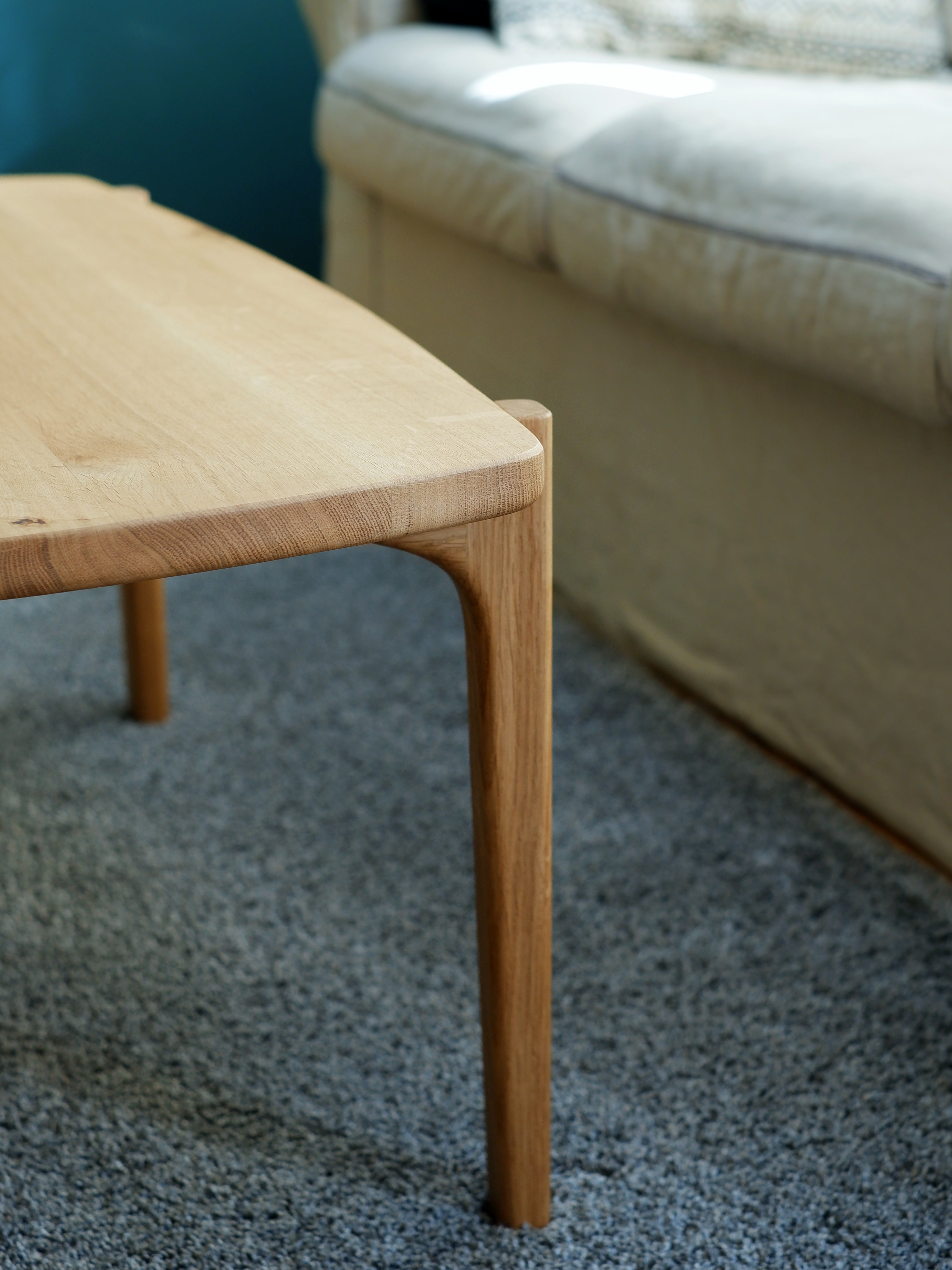 Großer Couchtisch organisch aus Eichenholz