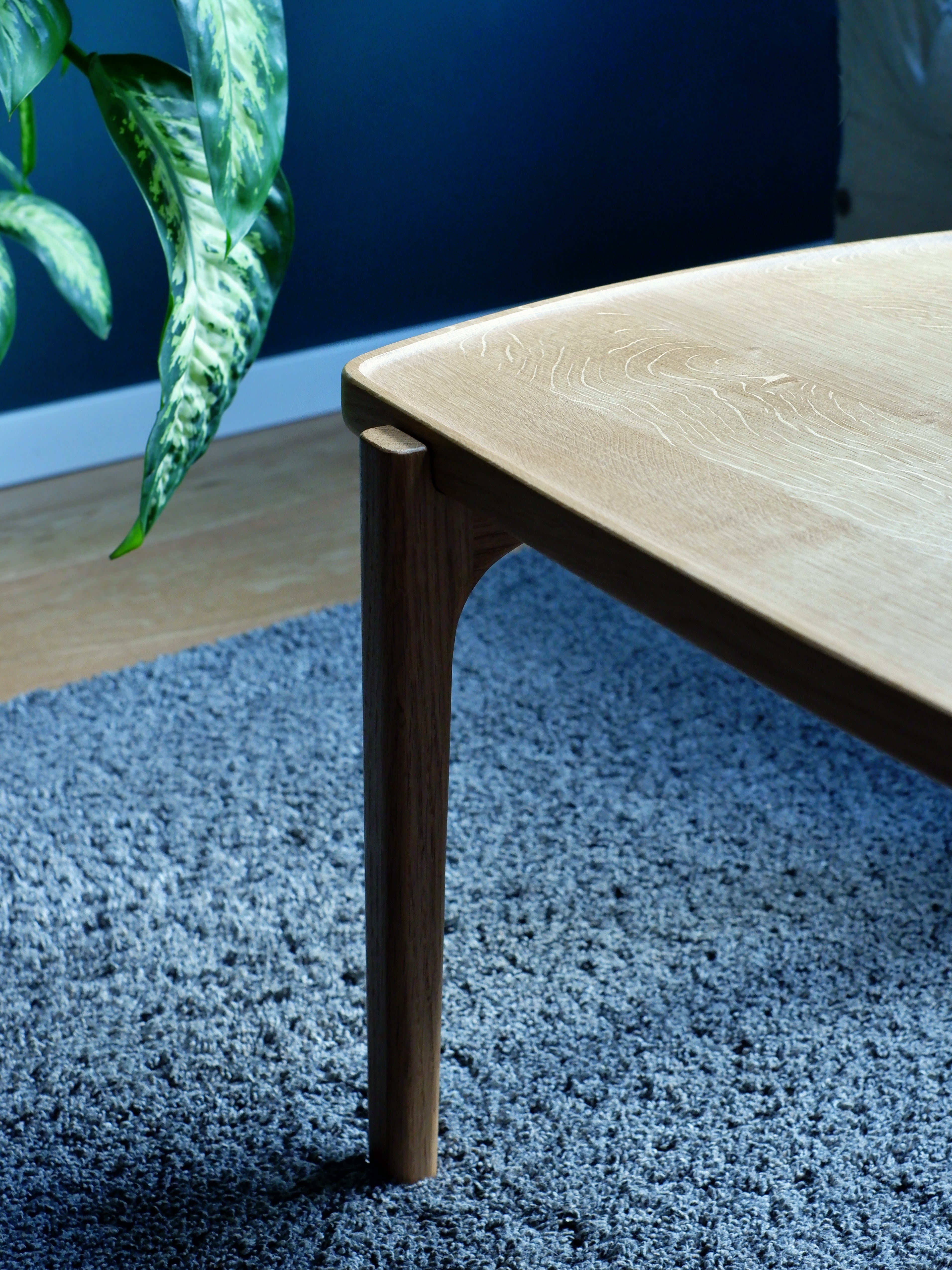 Großer Couchtisch organisch aus Eichenholz