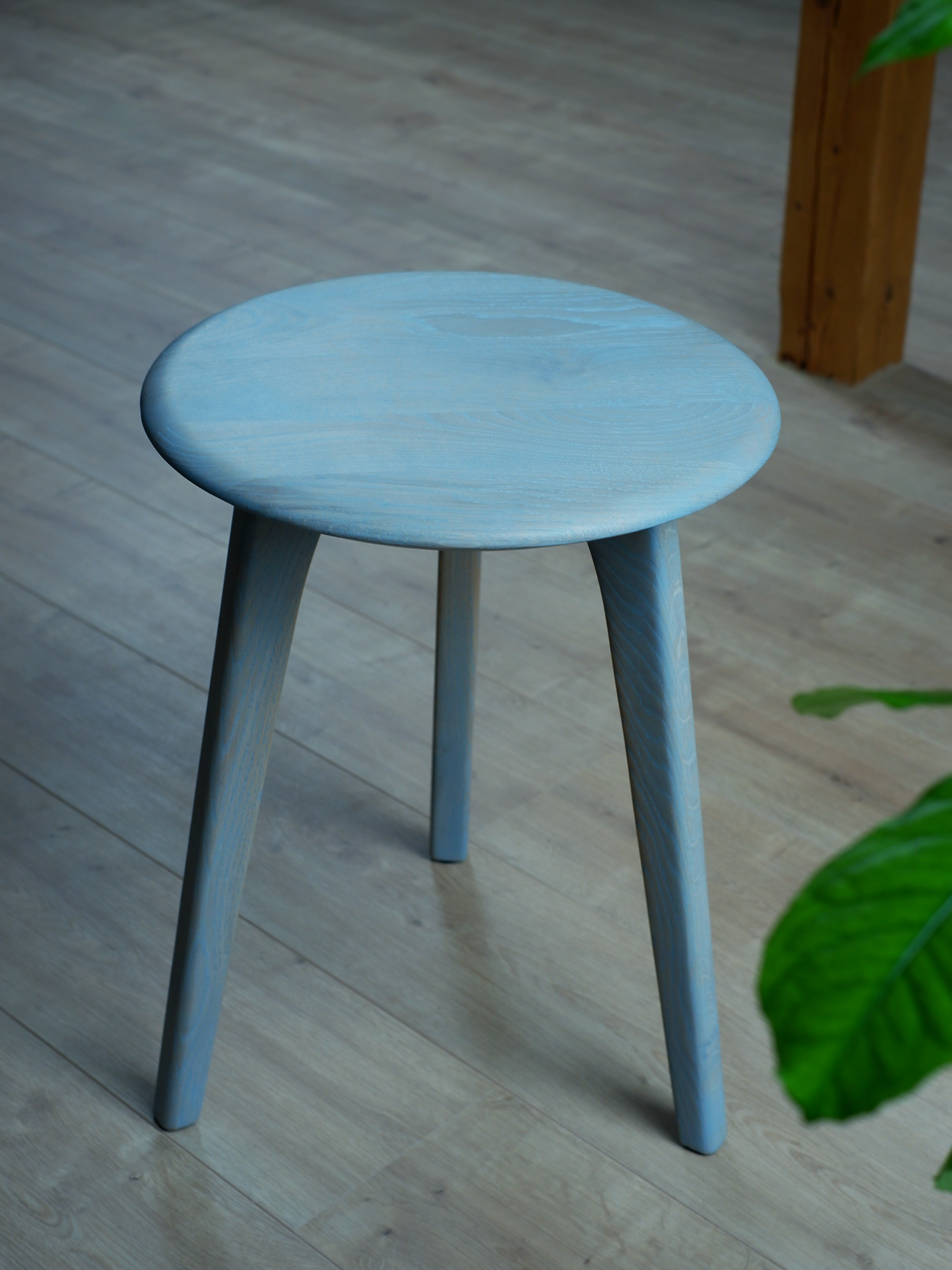 Sitzhocker dreibeinig Eiche Altholz Schnurbaum blau & schwarz