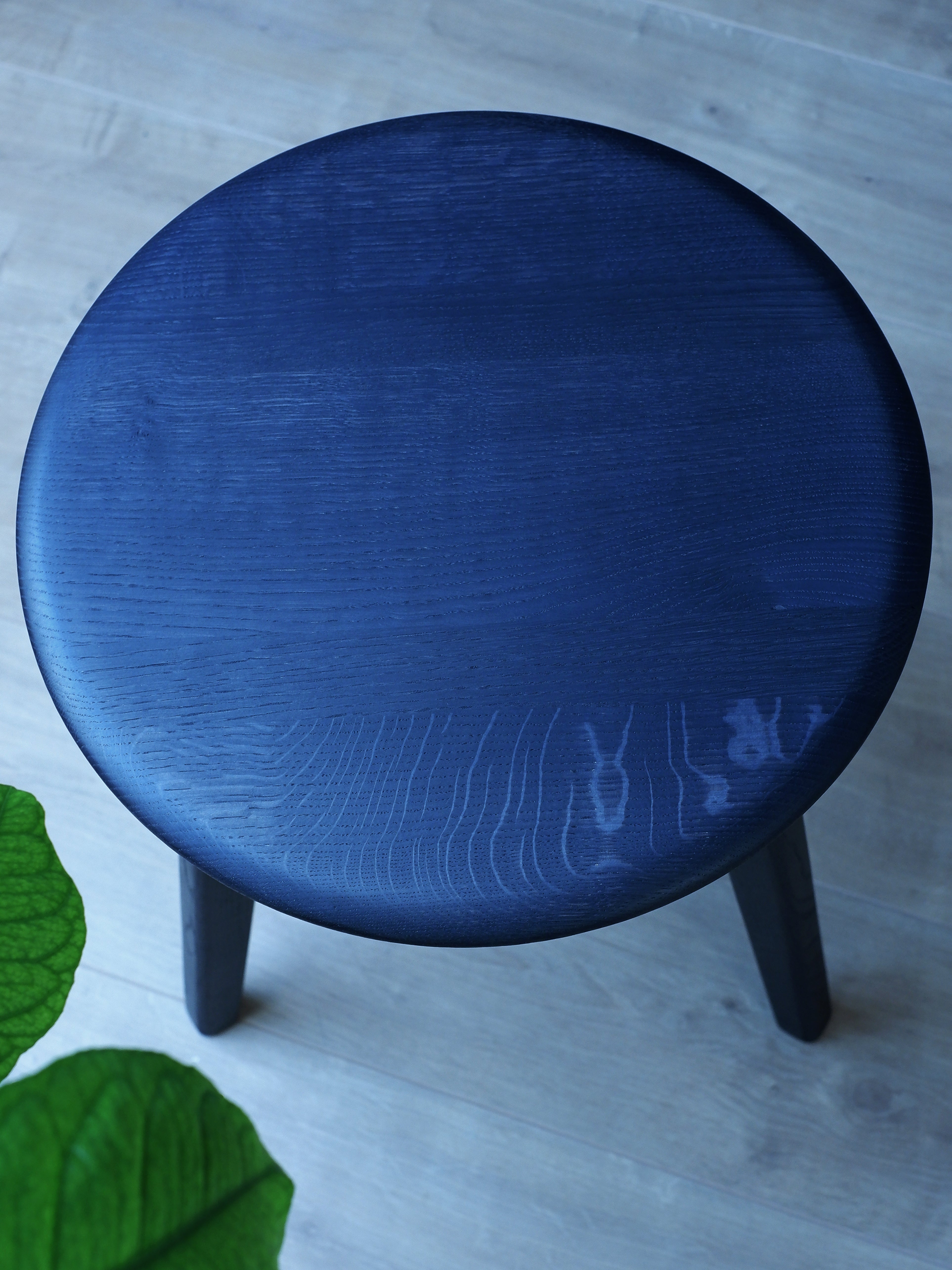 Sitzhocker dreibeinig Eiche Altholz Schnurbaum blau & schwarz