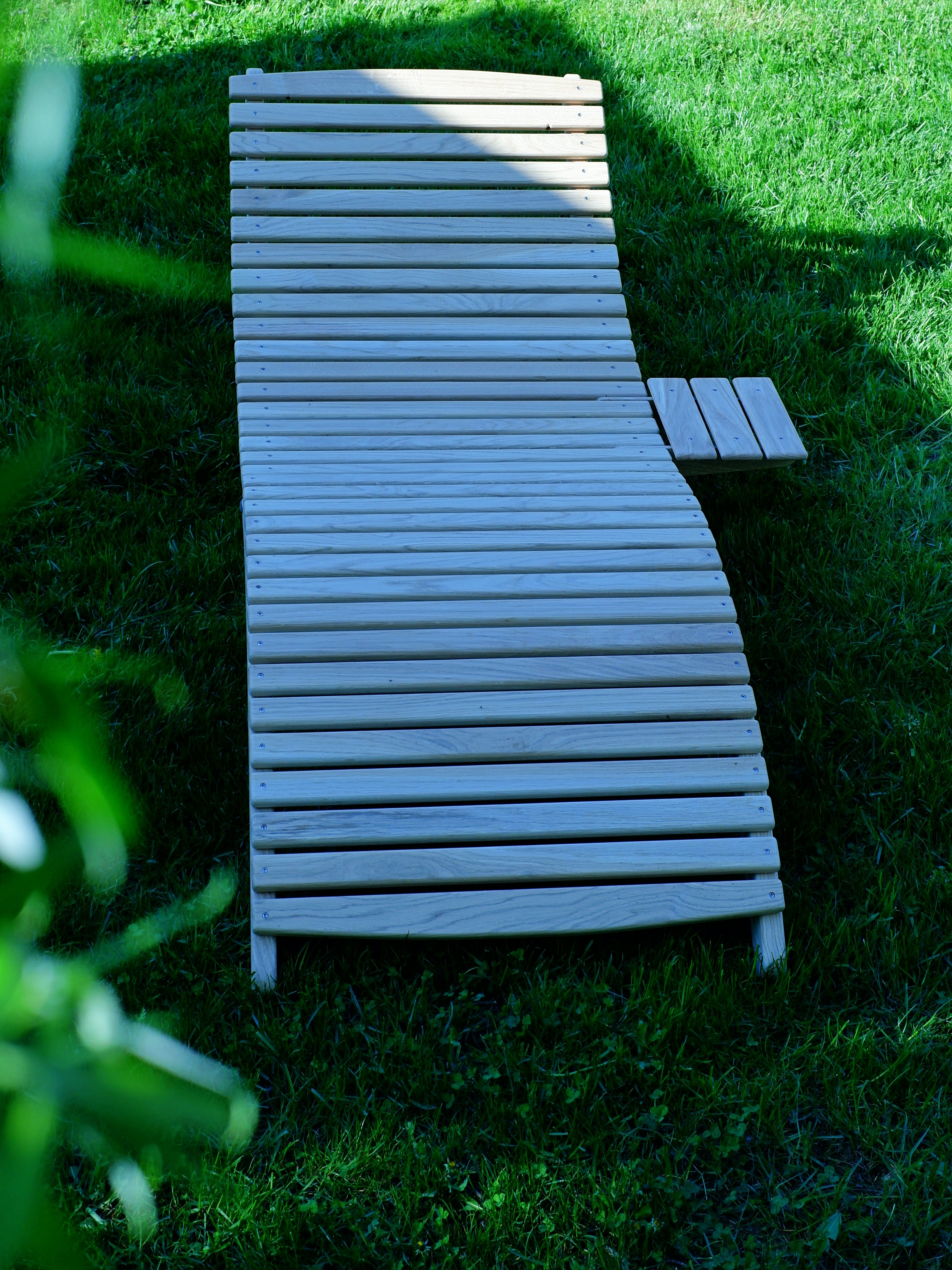 Sonnen-/Gartenliege aus Eichenholz mit Ablagefach