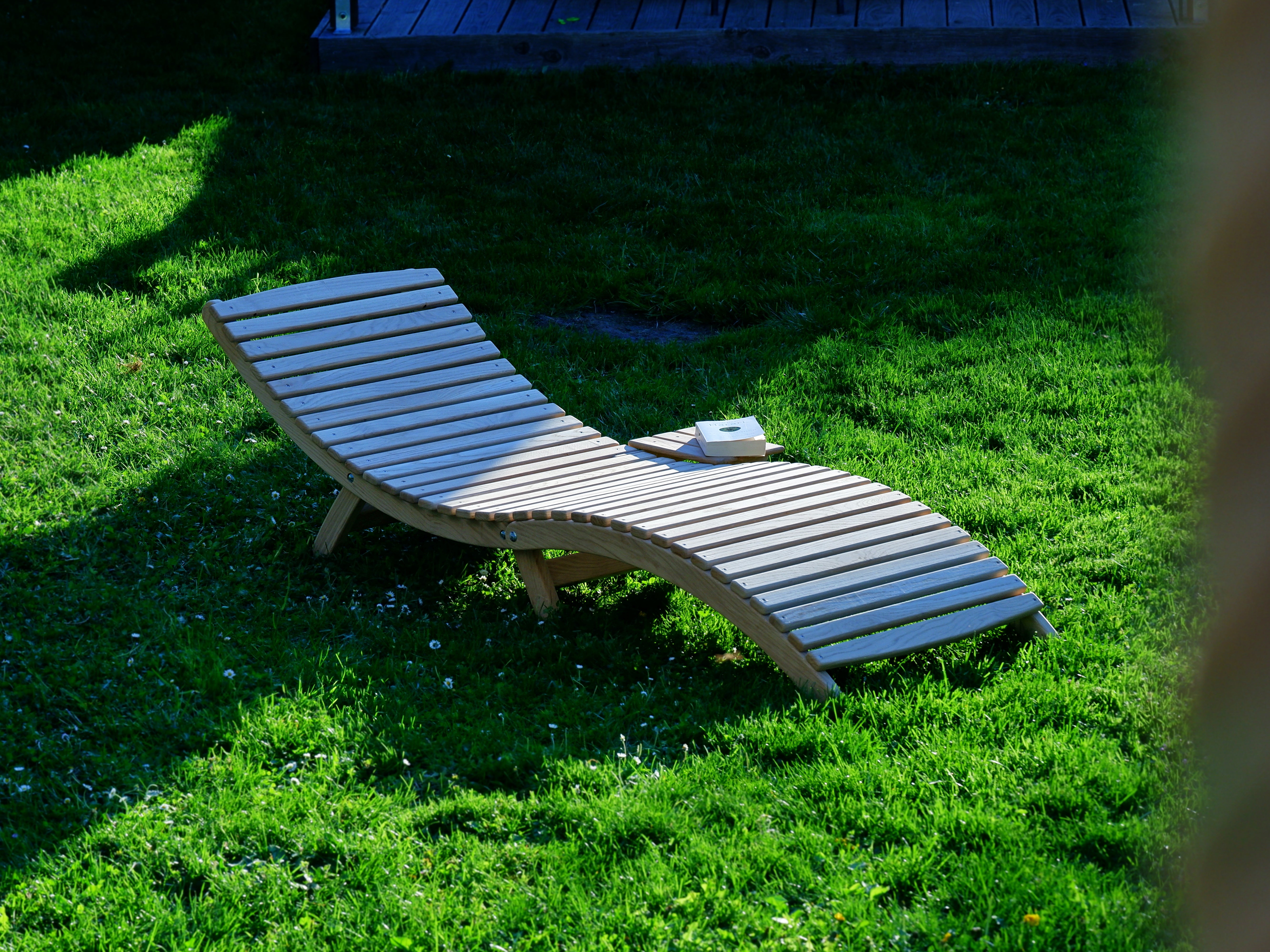 Sonnen-/Gartenliege aus Eichenholz mit Ablagefach