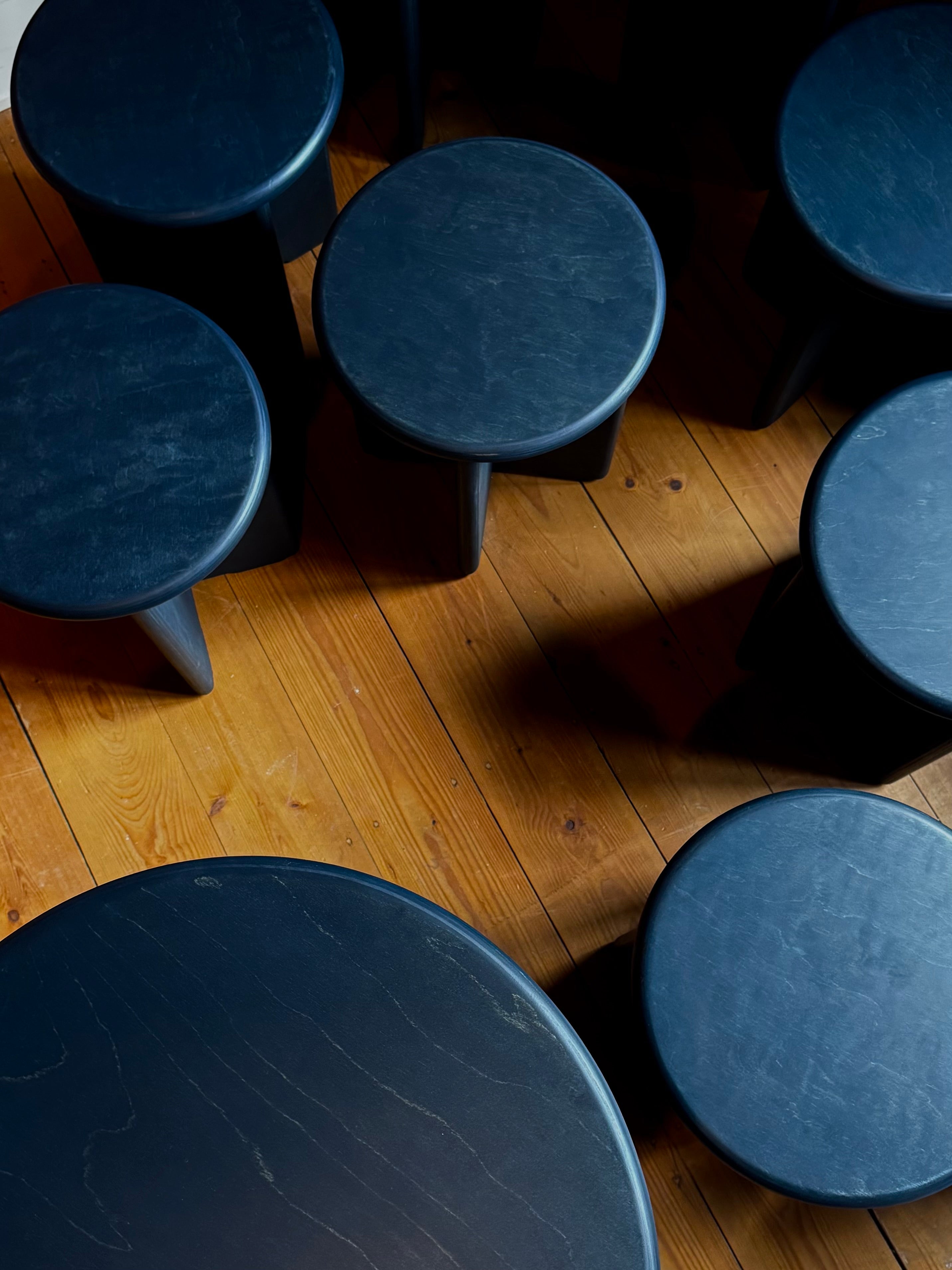 Runder Esstisch mit Hockern aus Birke Multiplex