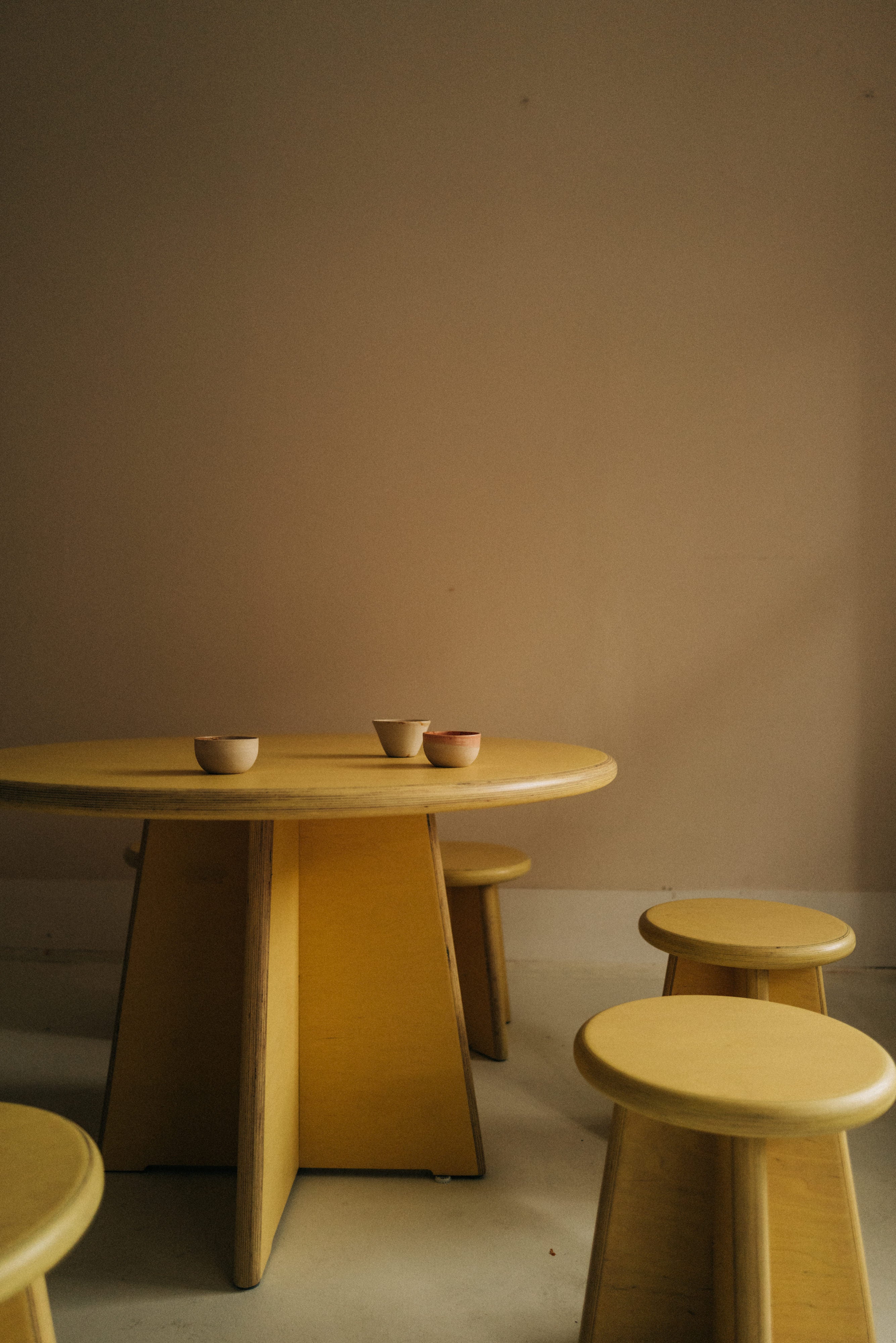 Rundes Esstisch-/Hocker Ensemble aus Multiplex Birkenholz handgefertigt in versch. Farben