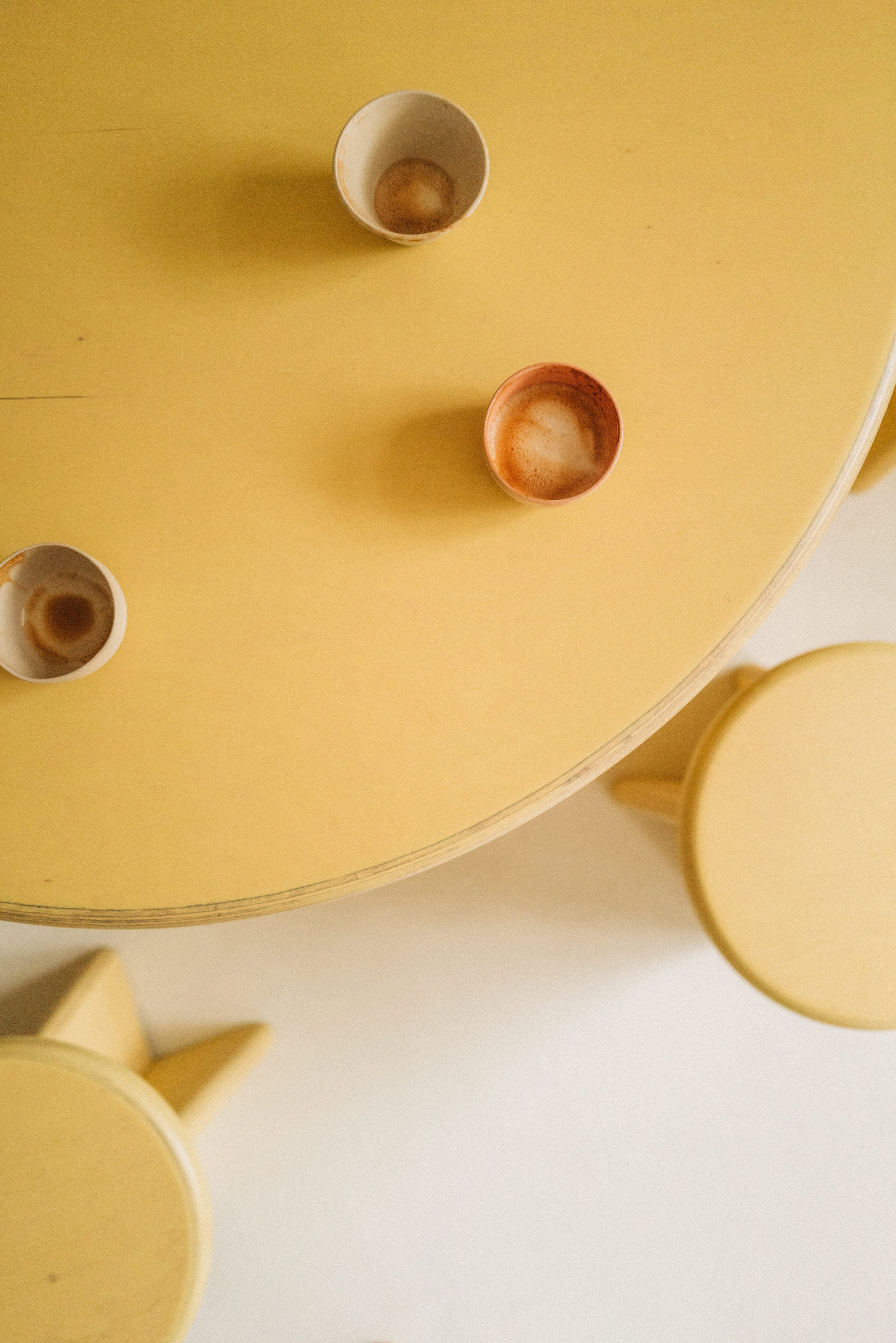 Rundes Esstisch-/Hocker Ensemble aus Multiplex Birkenholz handgefertigt in versch. Farben