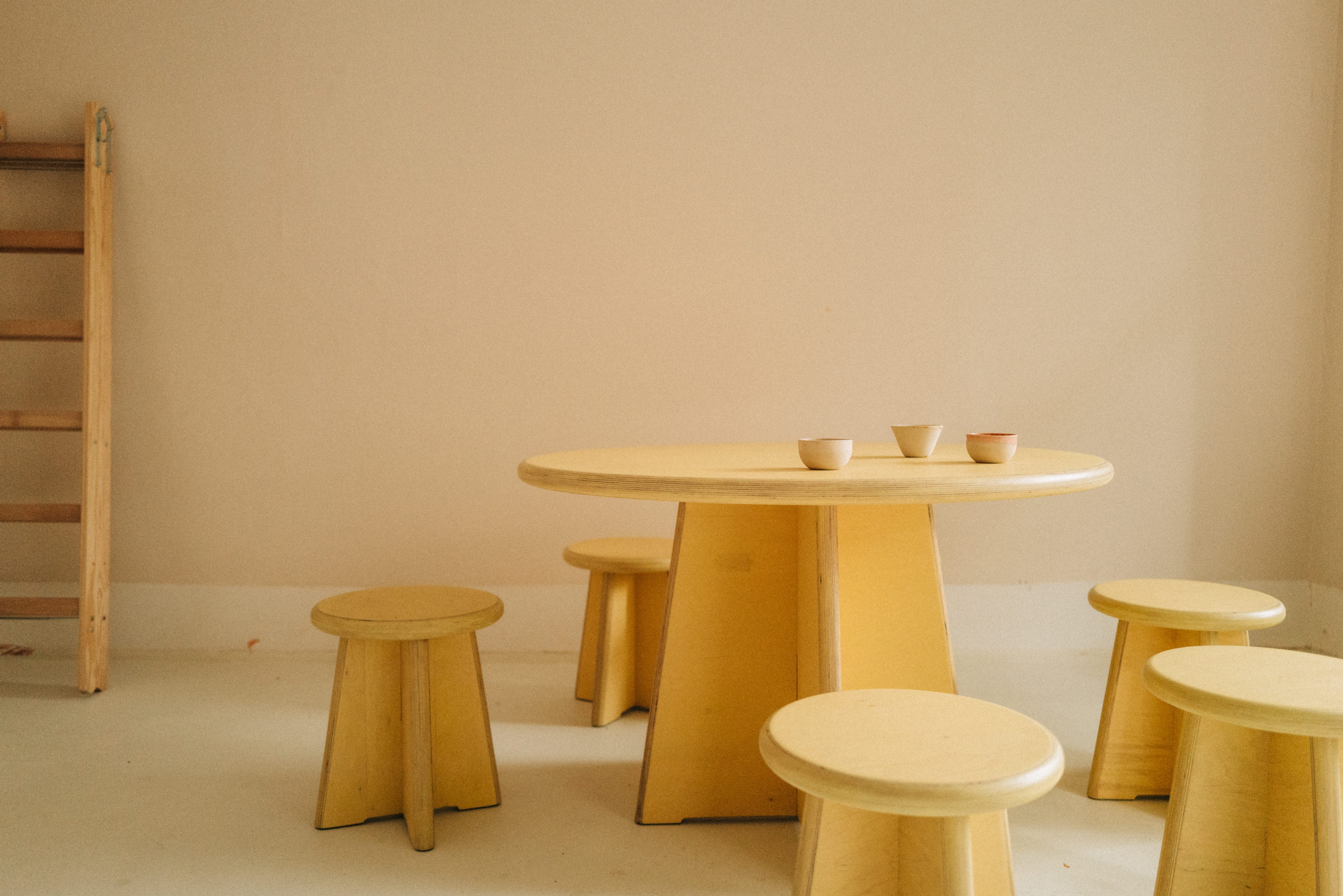 Rundes Esstisch-/Hocker Ensemble aus Multiplex Birkenholz handgefertigt in versch. Farben