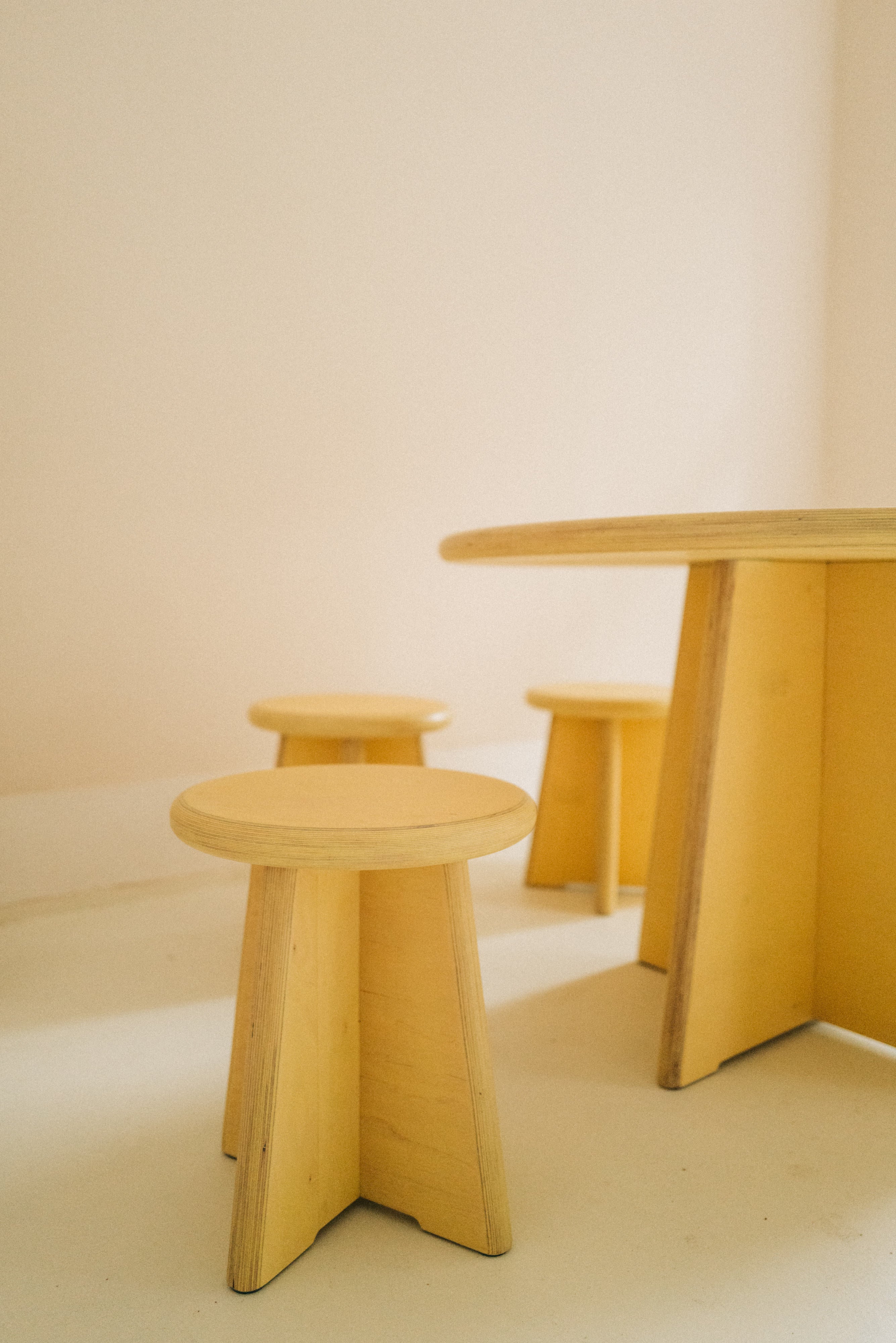 Runder Esstisch mit Hockern aus Birke Multiplex