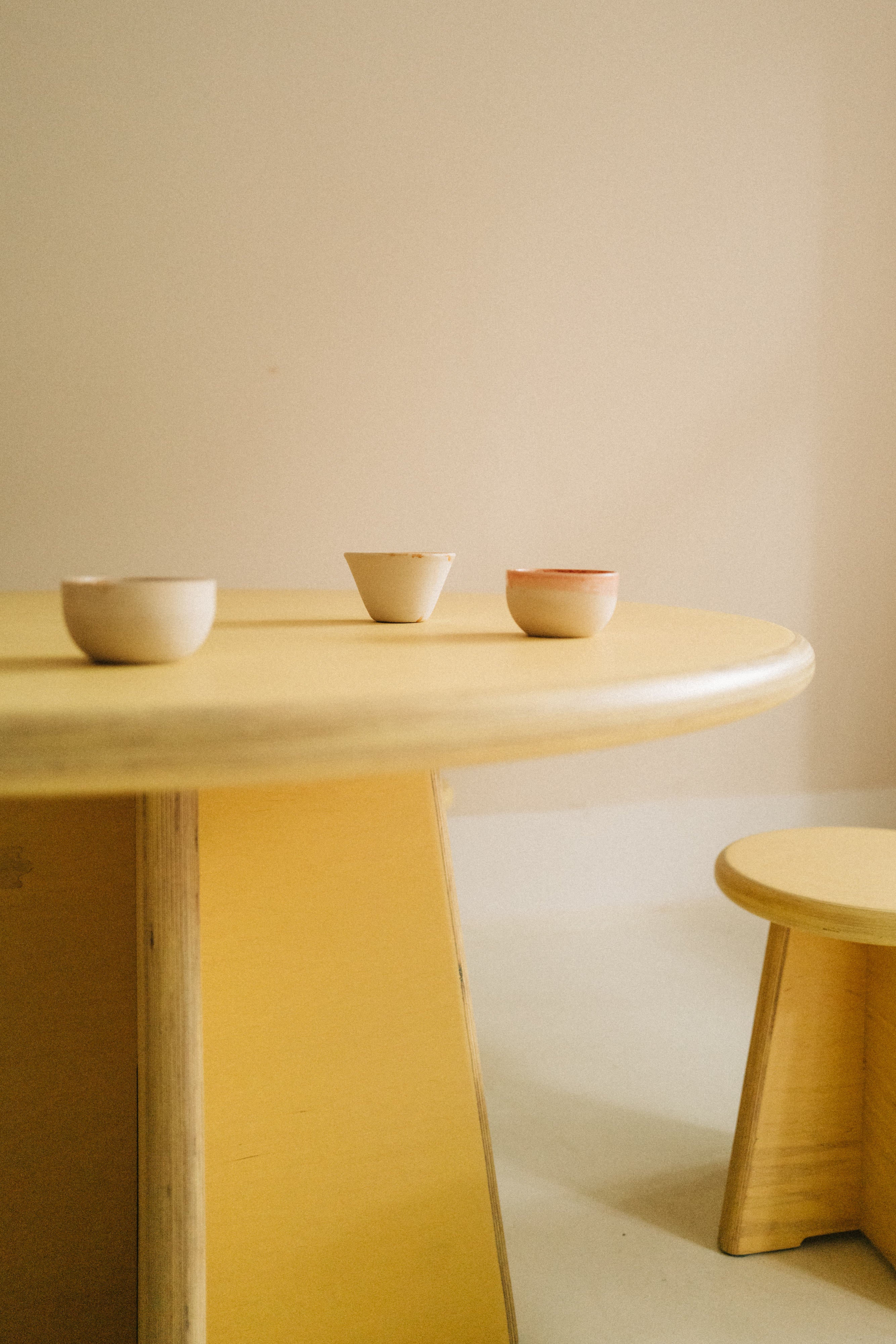 Rundes Esstisch-/Hocker Ensemble aus Multiplex Birkenholz handgefertigt in versch. Farben