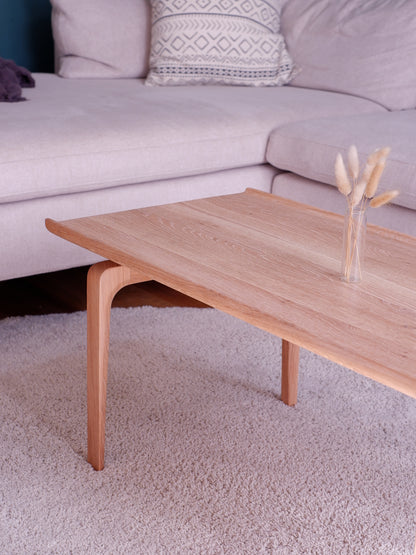 Eleganter Couchtisch aus massivem Eichenholz – handgefertigt
