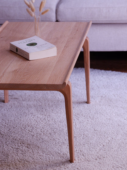 Eleganter Couchtisch aus massivem Eichenholz – handgefertigt