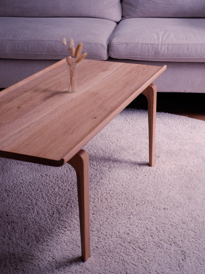 Eleganter Couchtisch aus massivem Eichenholz – handgefertigt