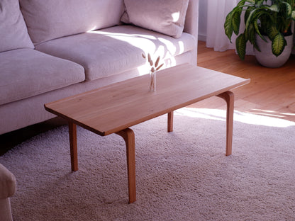 Eleganter Couchtisch aus massivem Eichenholz – handgefertigt