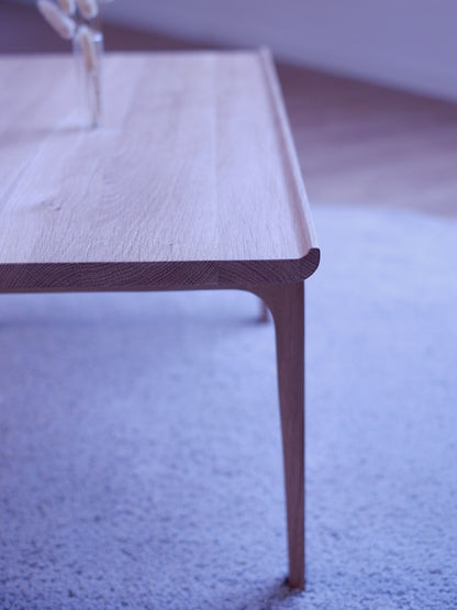 Eleganter Couchtisch aus massivem Eichenholz – handgefertigt
