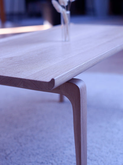 Eleganter Couchtisch aus massivem Eichenholz – handgefertigt