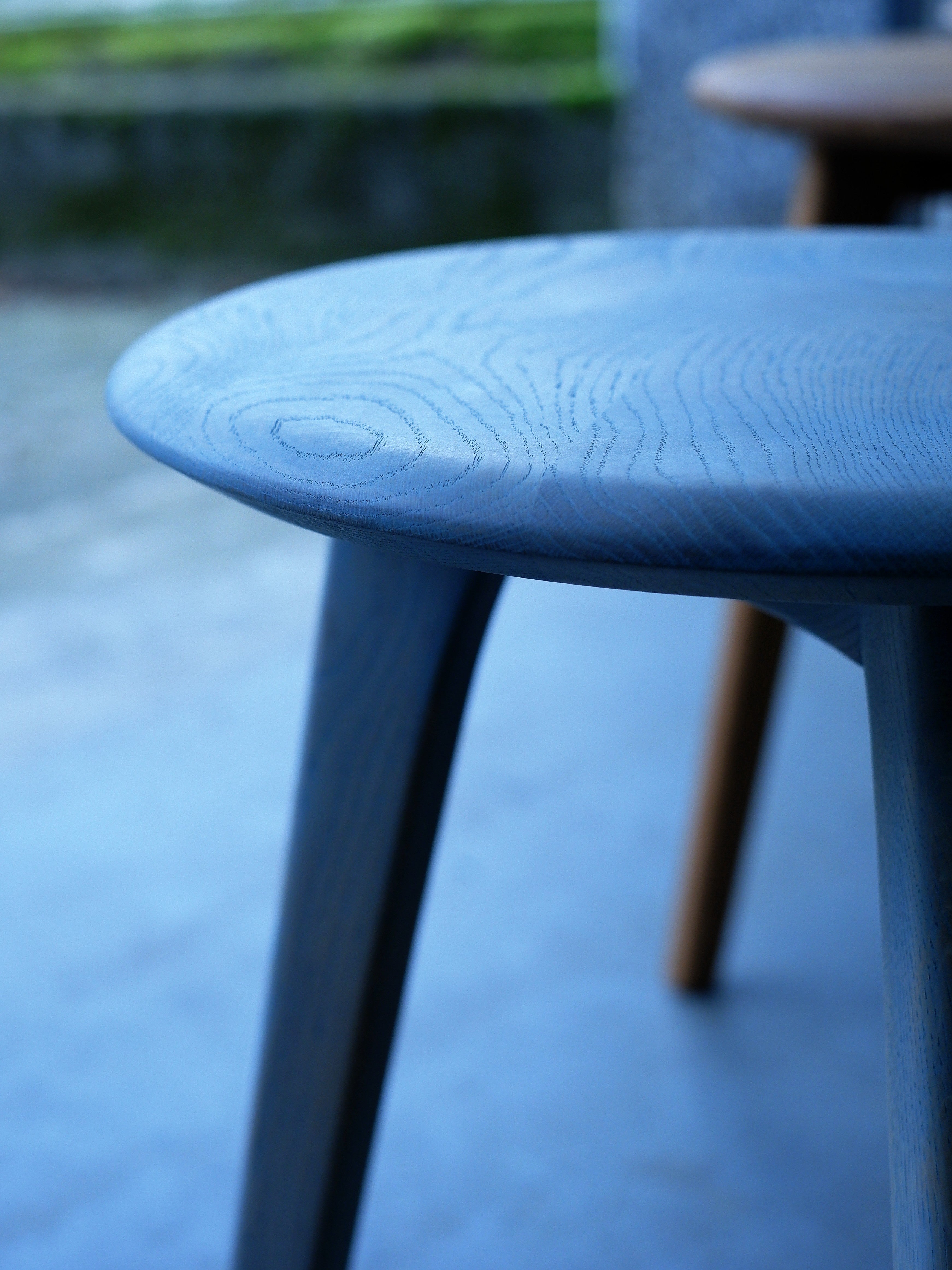 Sitzhocker dreibeinig Eiche Altholz Schnurbaum blau & schwarz