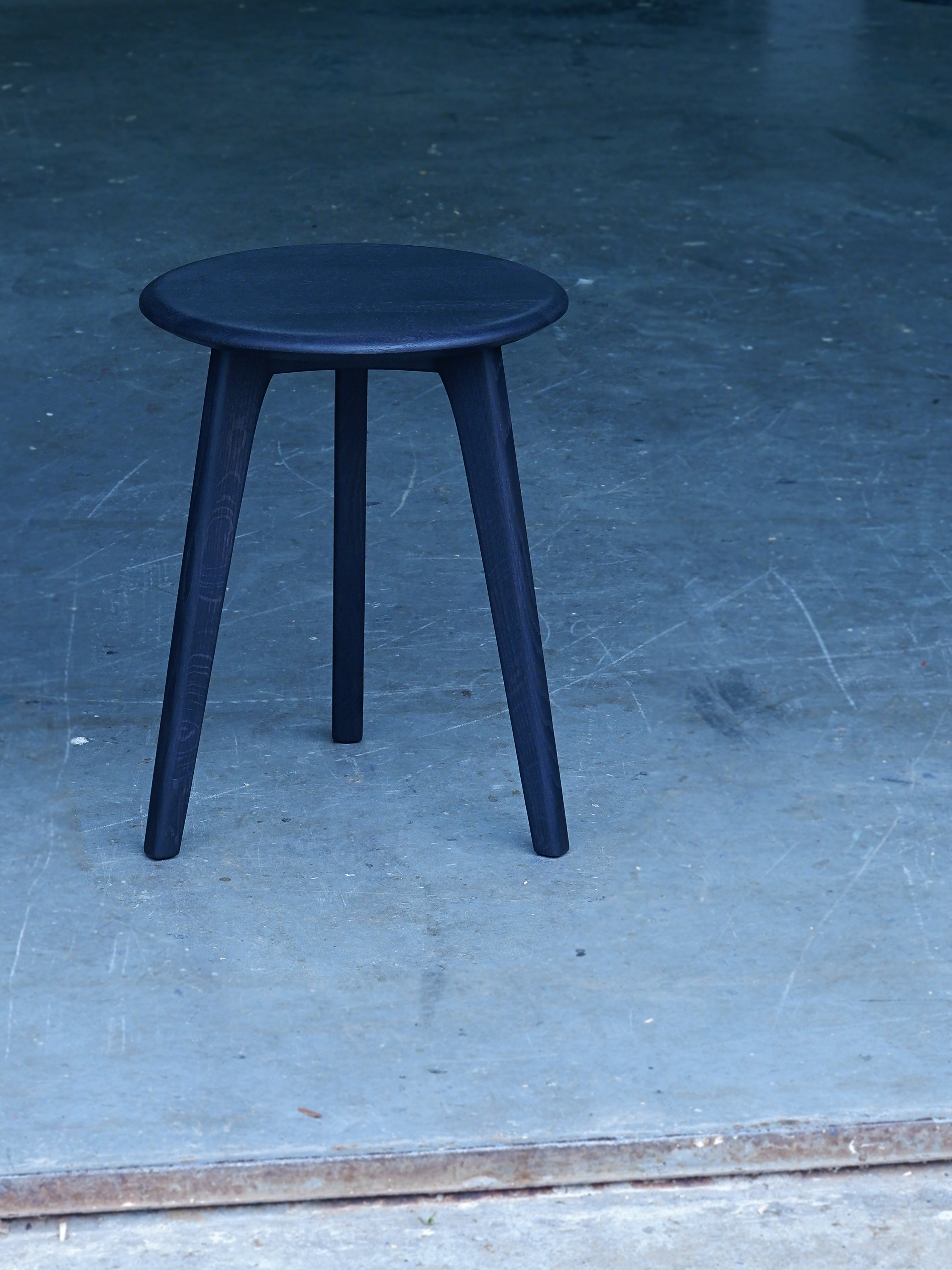 Sitzhocker dreibeinig Eiche Altholz Schnurbaum blau & schwarz