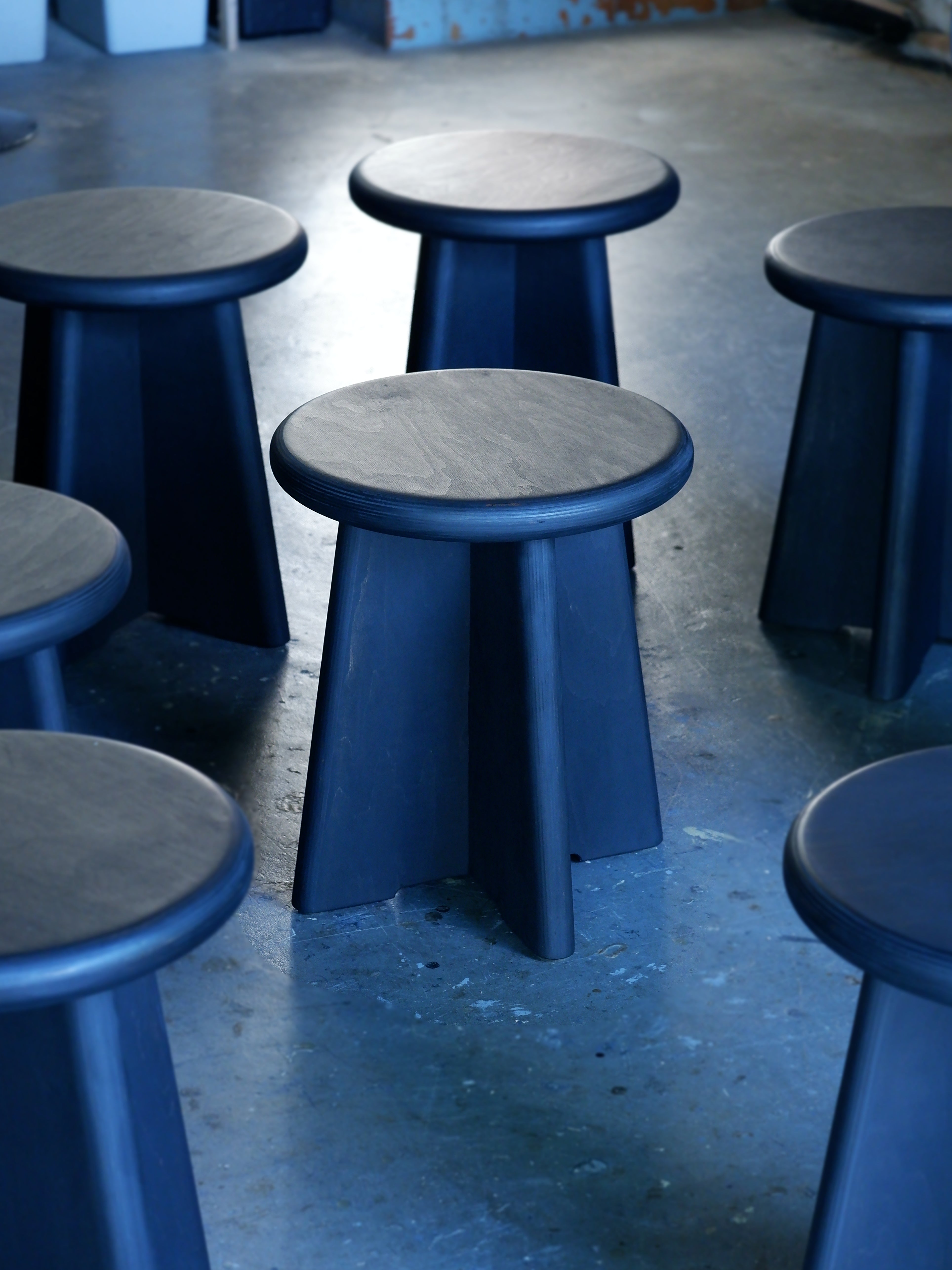 Rundes Esstisch-/Hocker Ensemble aus Multiplex Birkenholz handgefertigt in versch. Farben