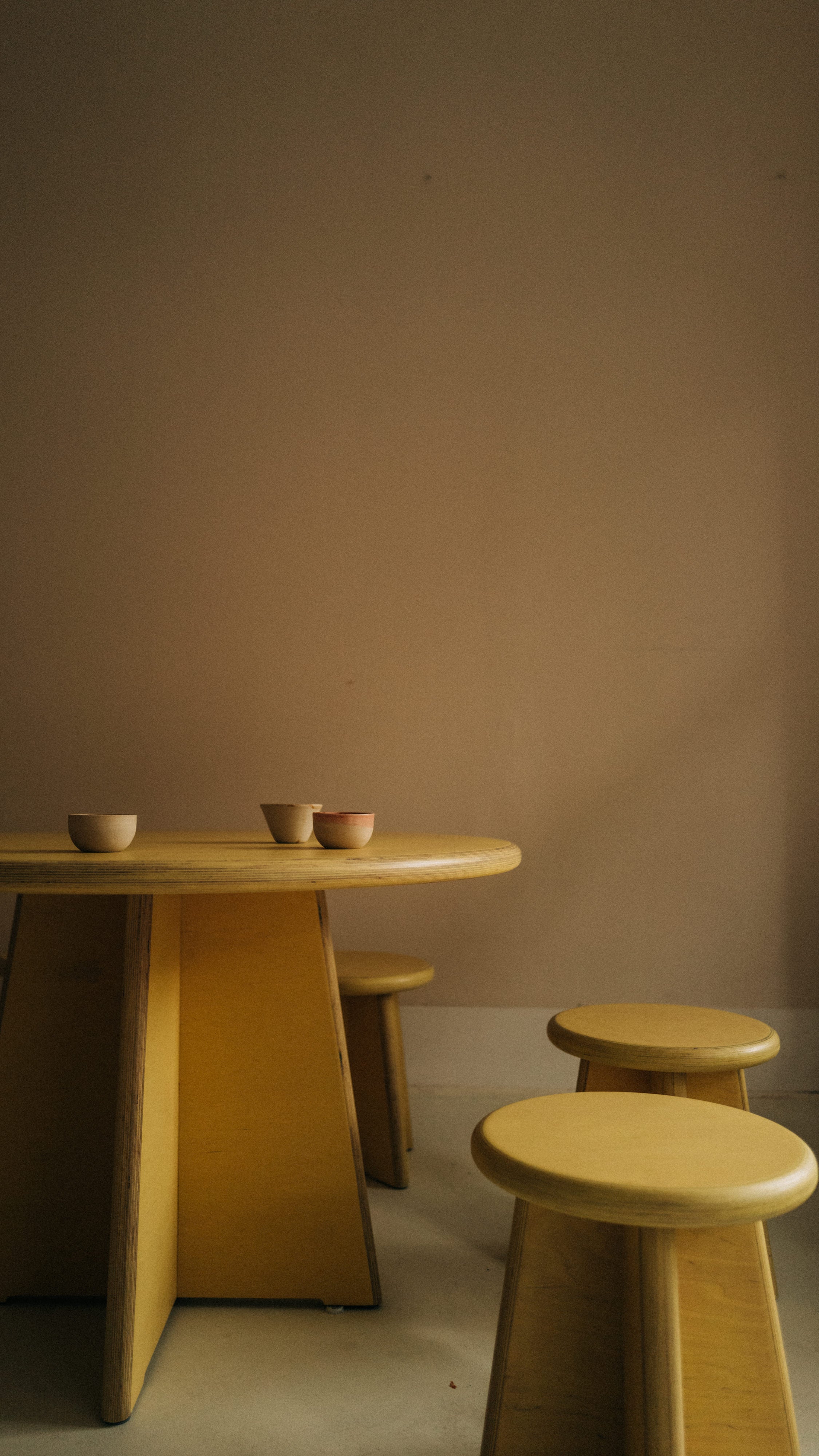 Sitzhocker/ Beistelltische aus Multiplex Birkenholz handgefertigt in versch. Farben