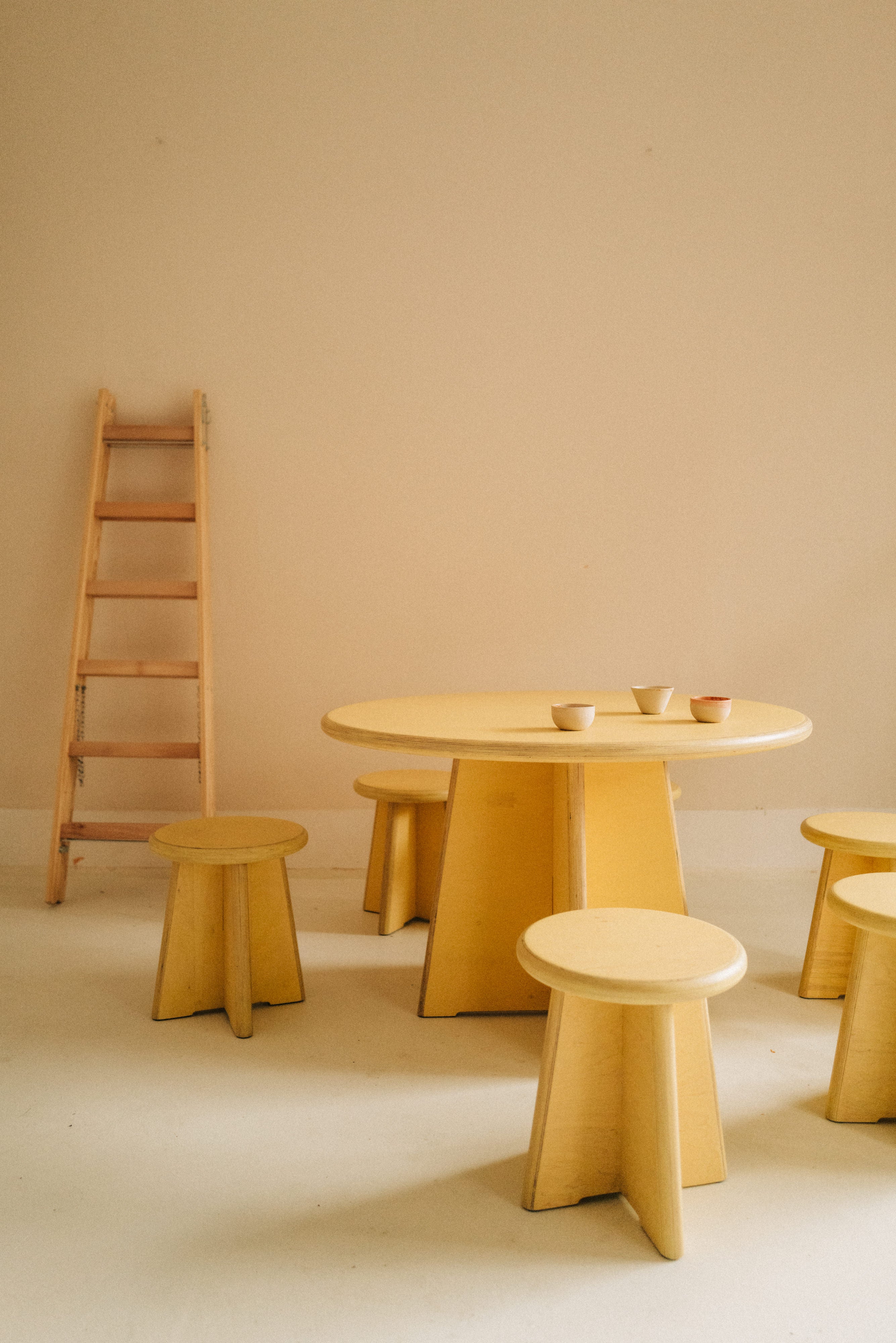 Sitzhocker/ Beistelltische aus Multiplex Birkenholz handgefertigt in versch. Farben