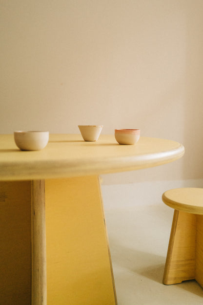 Rundes Esstisch-/Hocker Ensemble aus Multiplex Birkenholz handgefertigt in versch. Farben